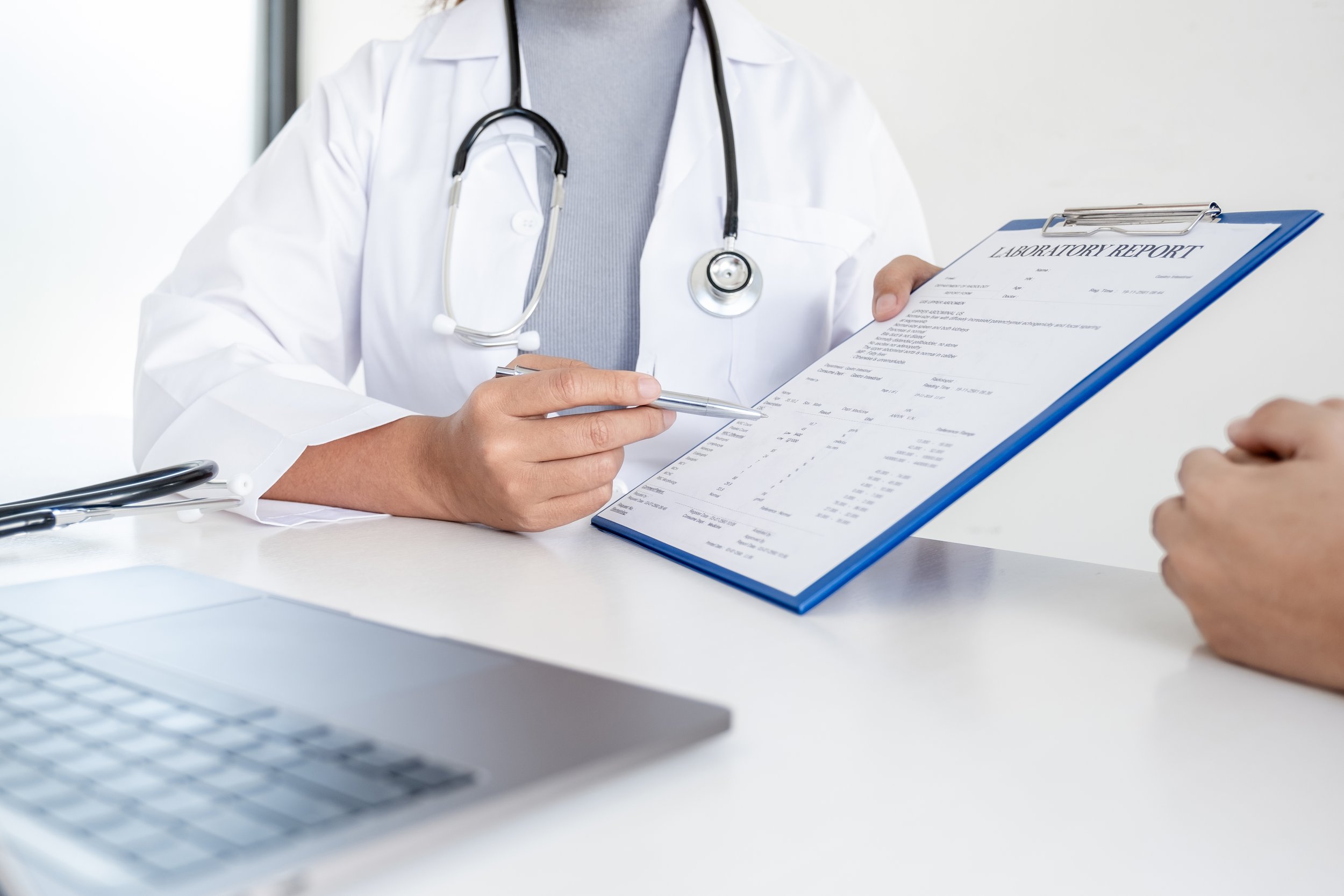 Doctor mostrando resultados de analiticas