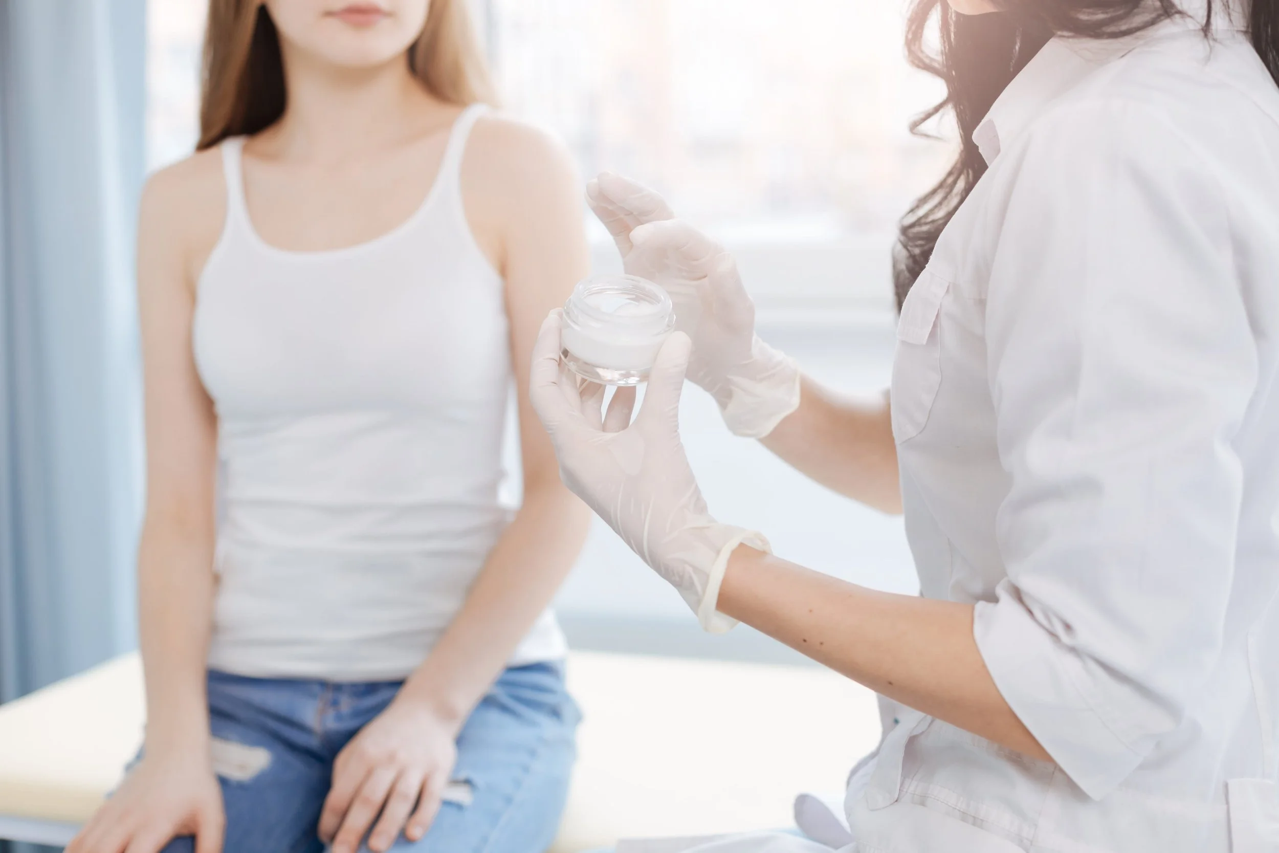 Doctor enseñando como aplicar el estrogeno topico en crema