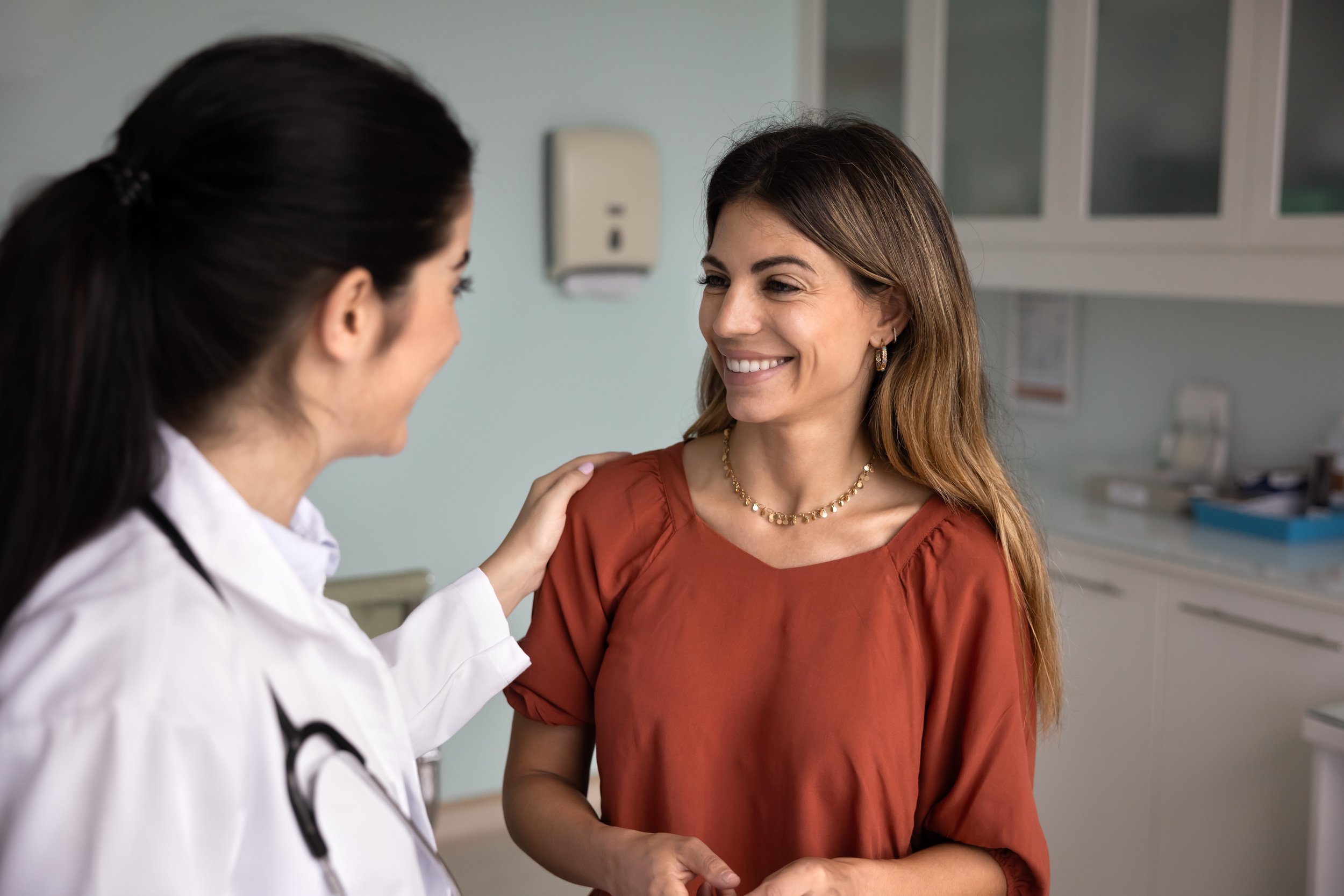 Doctora conversando con paciente sobre menopausia y perimenopausia