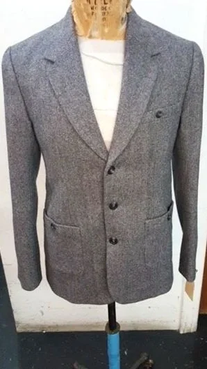 Gray blazer with notch lapels, double buttons