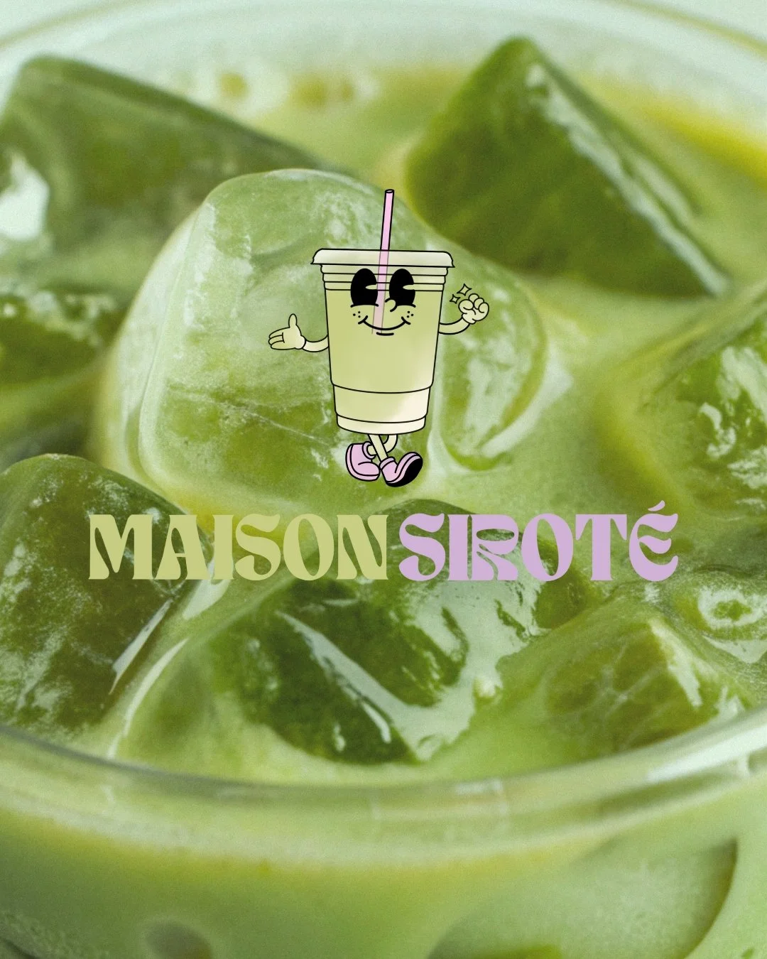Gros plan d'une boisson verte avec des glaçons, sur fond de citron vert en morceaux, avec un personnage cartoon de stylo en forme de smoothie vert et la mention 'MAISON SIROTÉ' en lettres colorées.