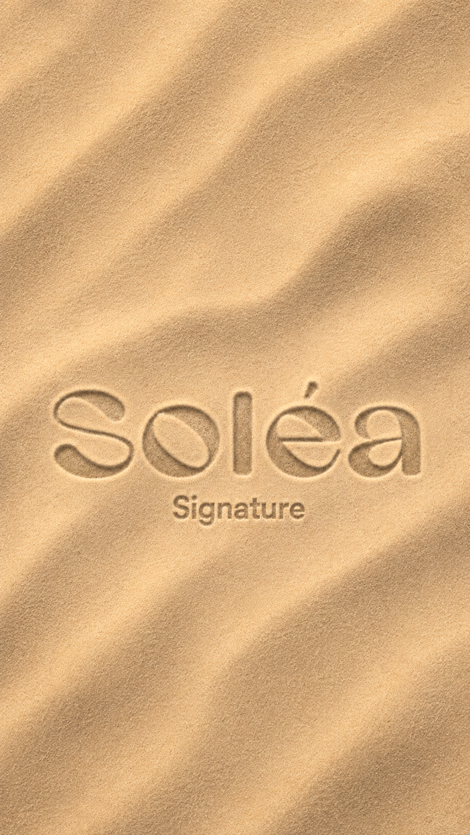 Texture de sable avec le mot « soléa » gravé et le mot « Signature » en dessous.