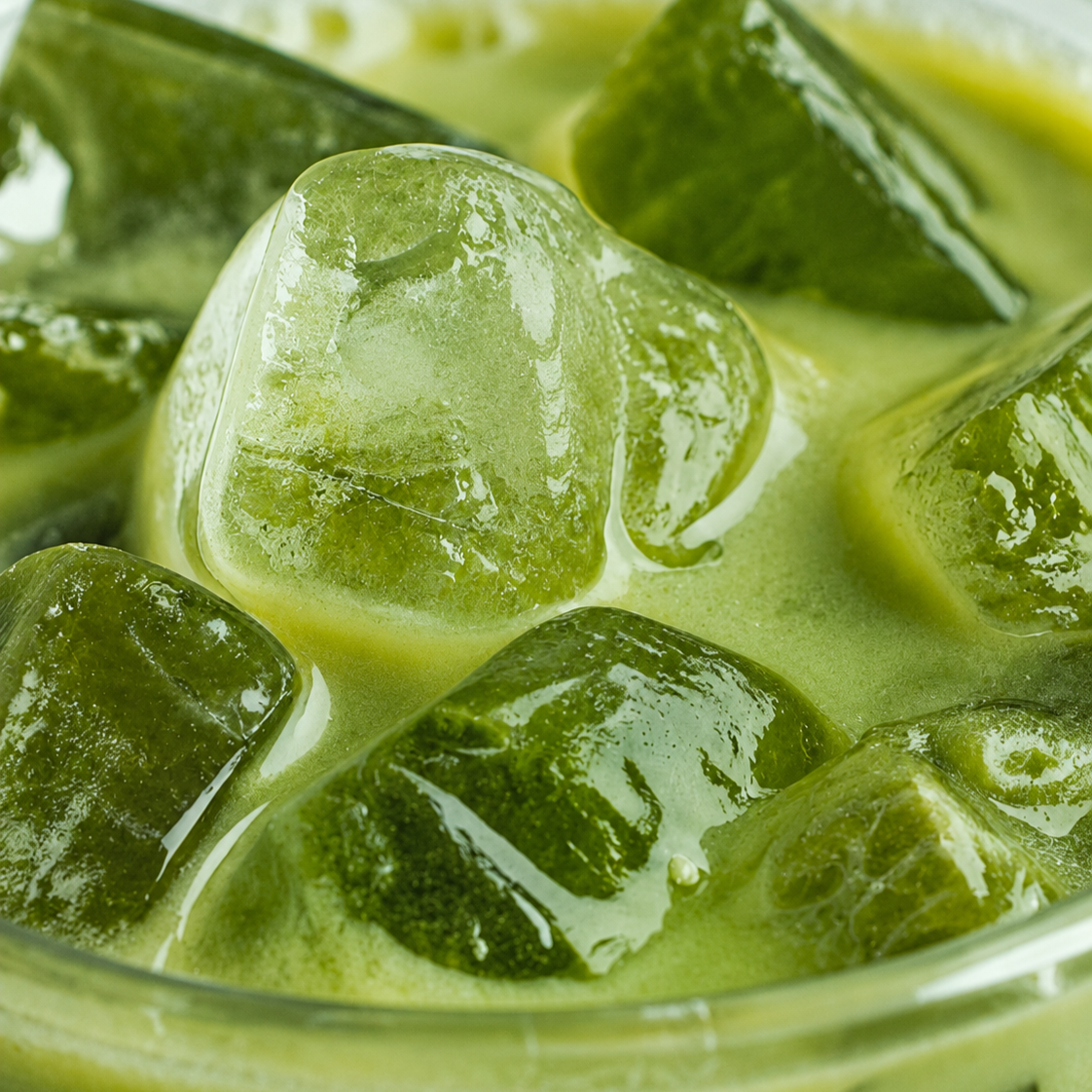 Glaçons verts dans un liquide vert, prenez tout l'image en focus