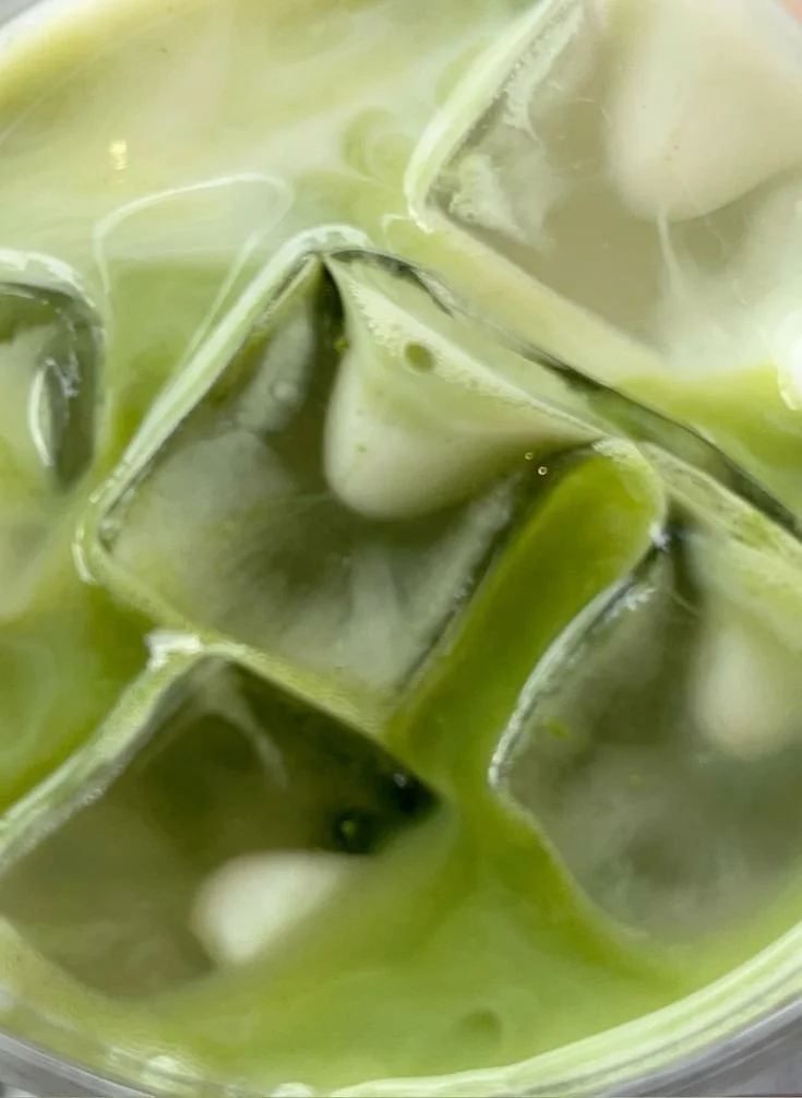 Des feuilles de laitue ou d'endive coupées dans une assiette ou un bol.