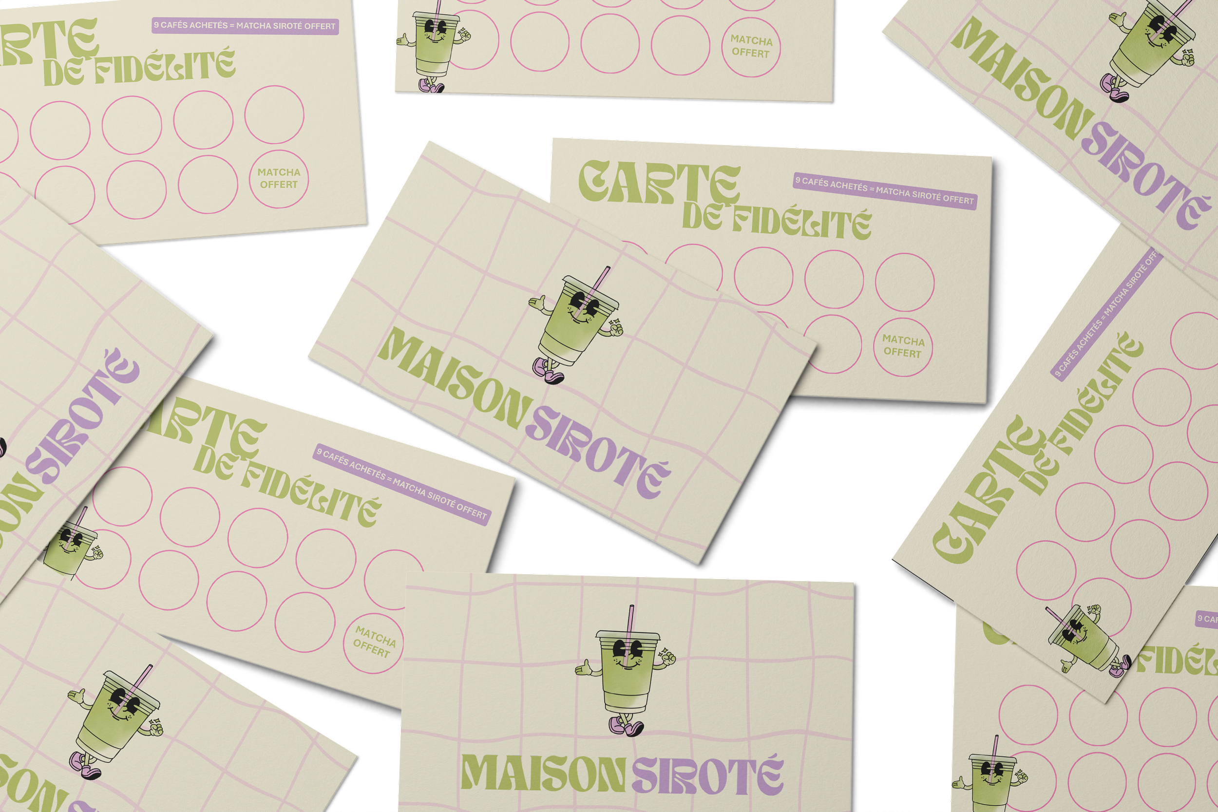 Feuilles de jeu pour une maison srotée avec un personnage de boisson en smoothie vert avec une paille rose, caractères en vert et violet, cercles pour marquer des cases, et texte en français indiquant 'Carte de fidélité', '9 cafés achetés = matcha siroté offert', et 'matcha offert'