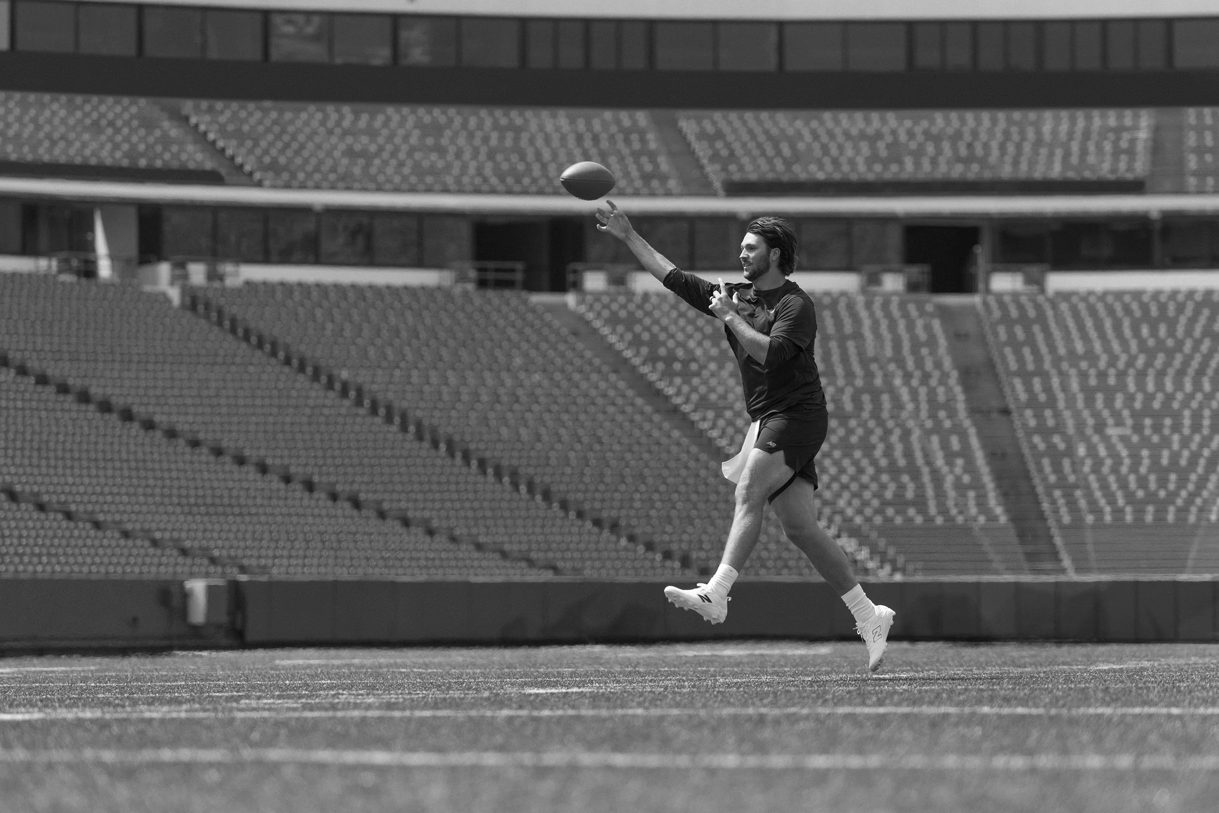 250802_NB_JA_Look-3_On-Field_02918_A1_B+W.jpg