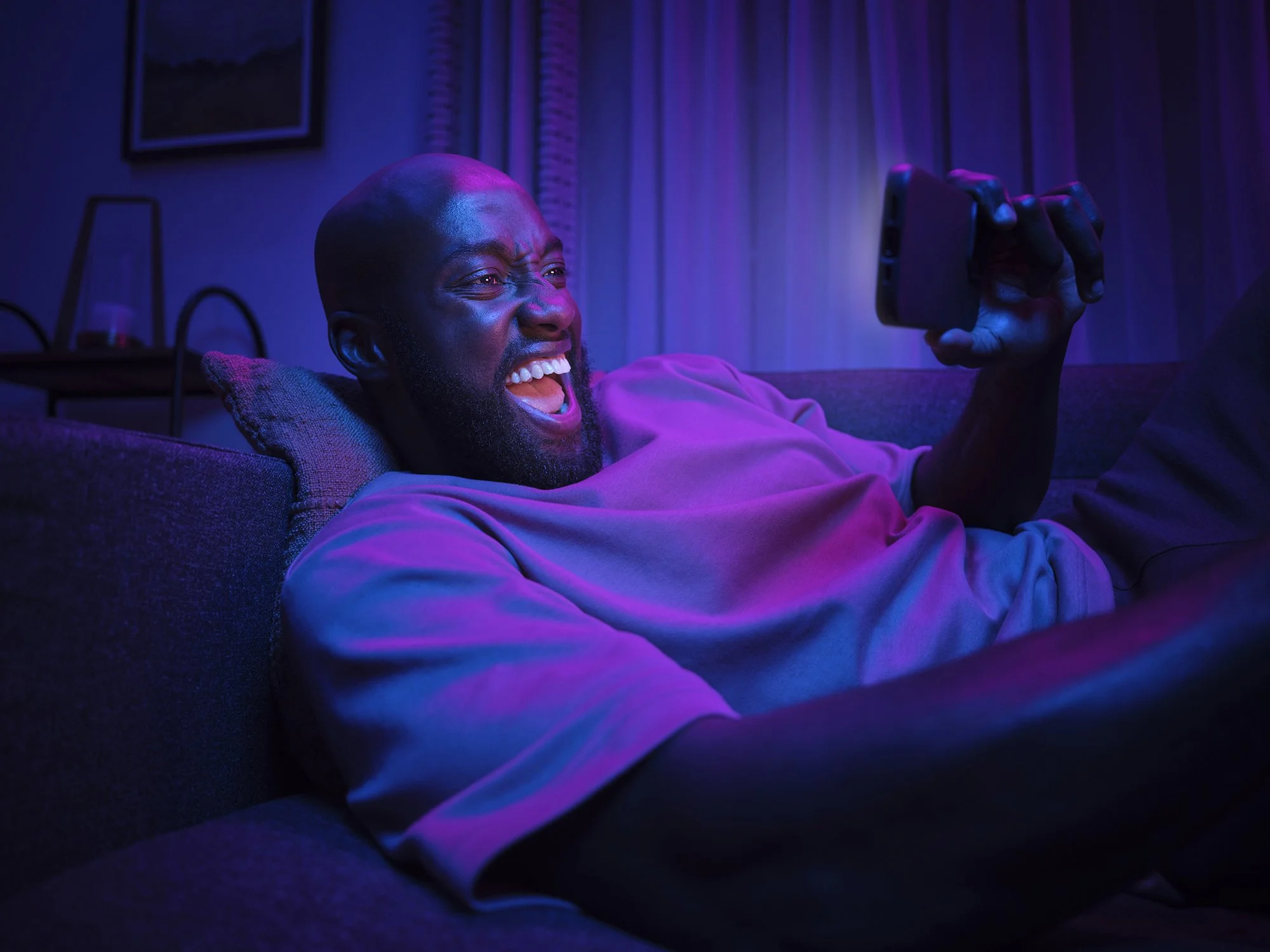FanDuel_Casino_Reaction_LivingRoom_Male-2_Tim_07992_B1.JPEG