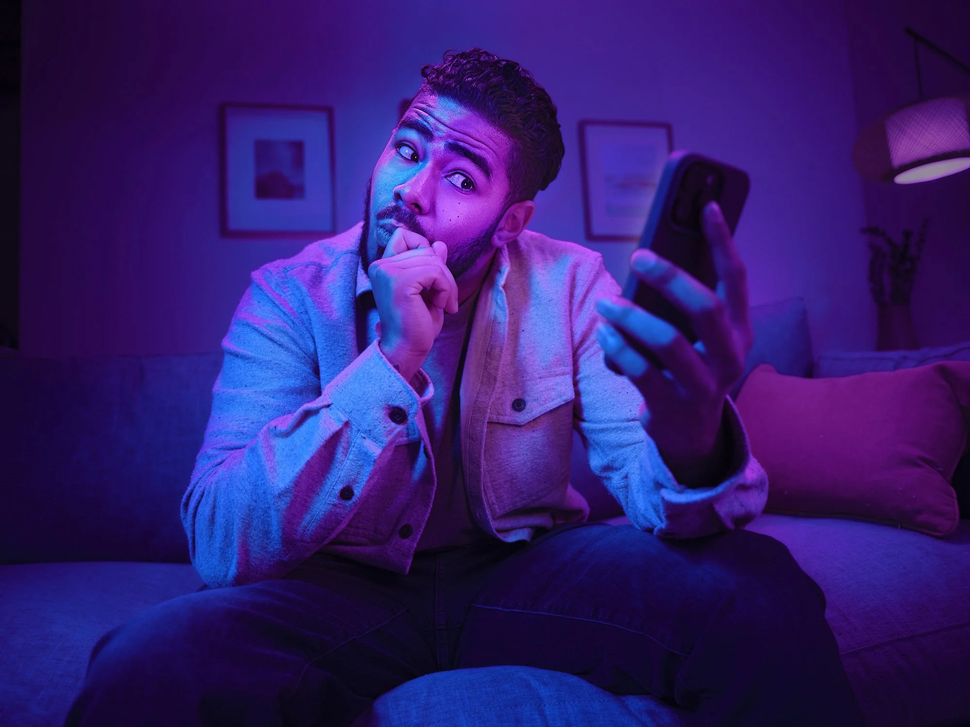 FanDuel_Casino_Reaction_LivingRoom_Male-1_Michaels_02445_B1.JPEG