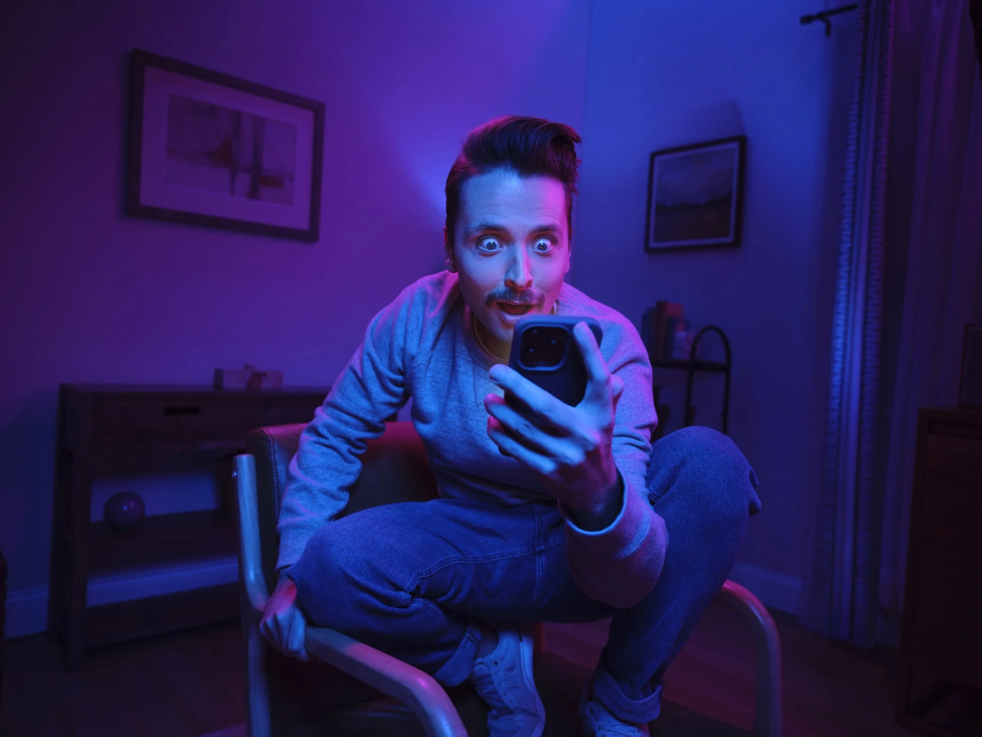 FanDuel_Casino_Reaction_LivingRoom_Male-3_Matt_09690_B1.JPEG