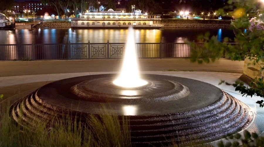 003-fountain-and-riverboat.jpeg