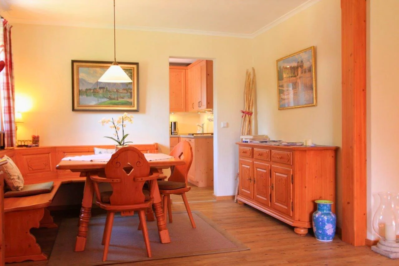 Essecke und Durchgang Küche