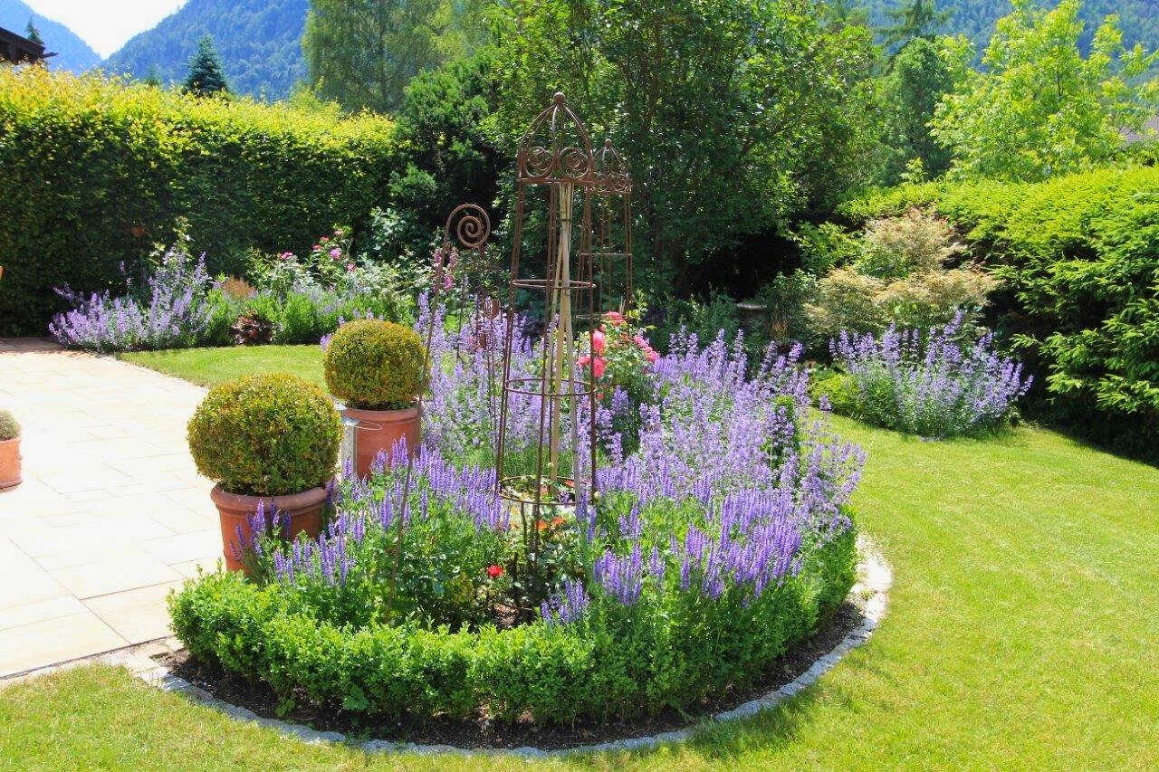 Blumenfeld vor der Terrasse