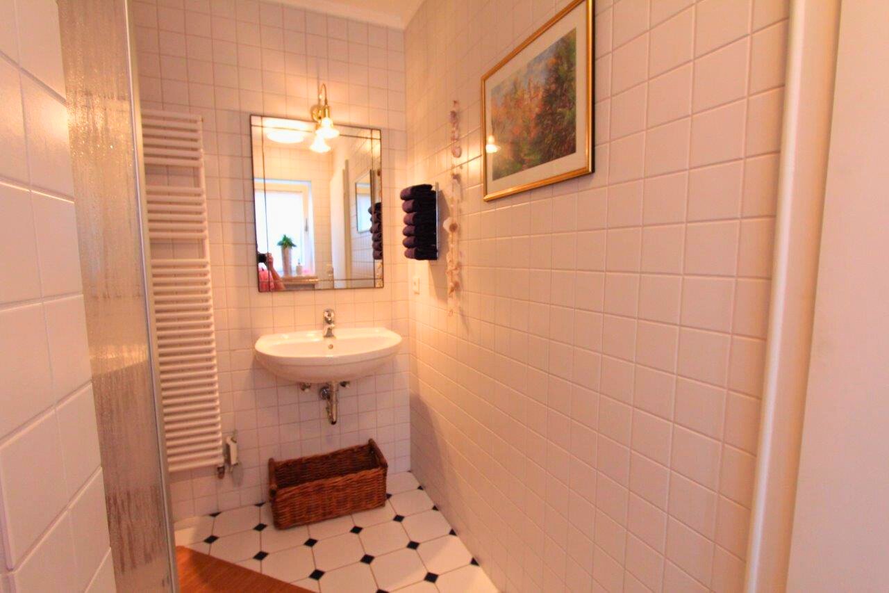 Bad mit Dusche und WC UG