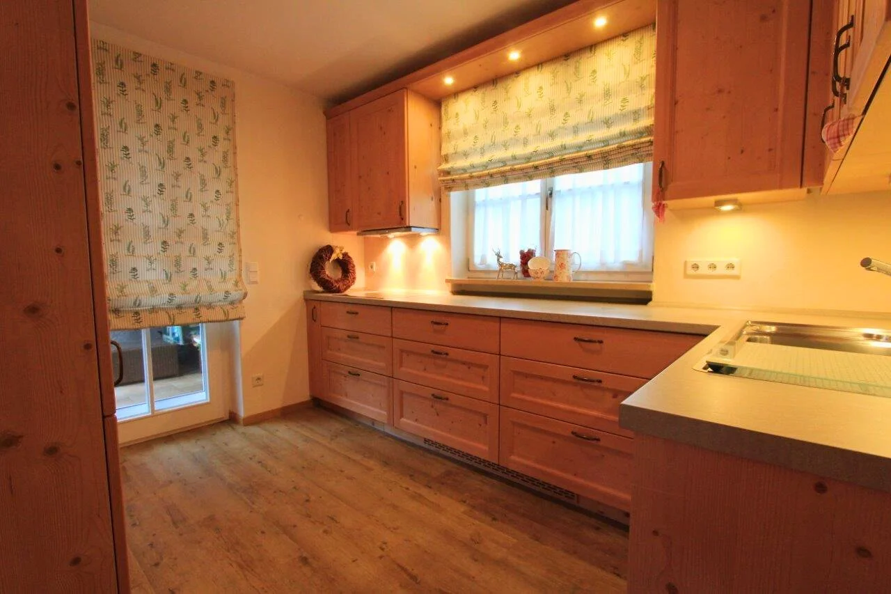 Küche Herd (links) Spüle und Schubladen