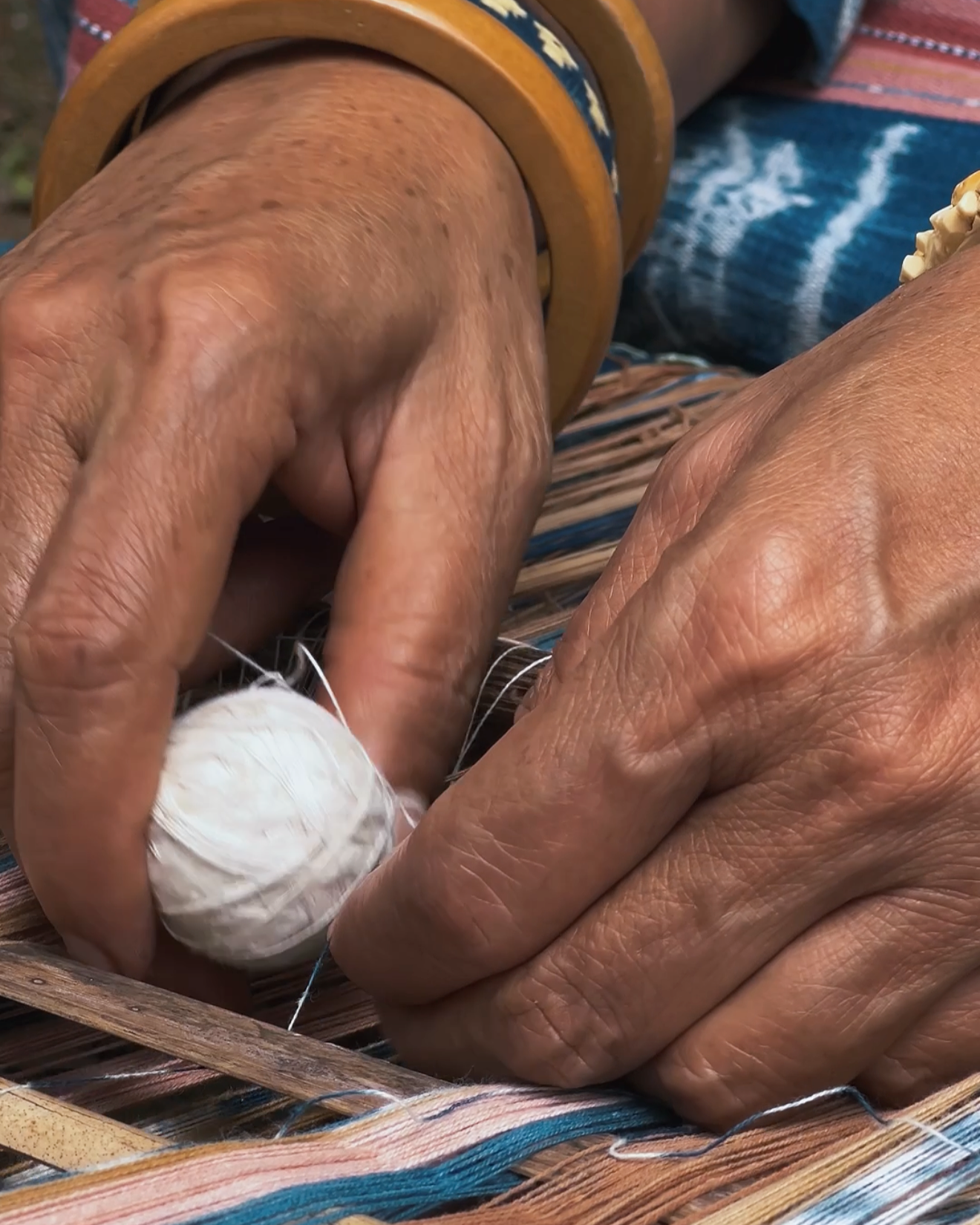 Video of tribal weaving in Indonesia