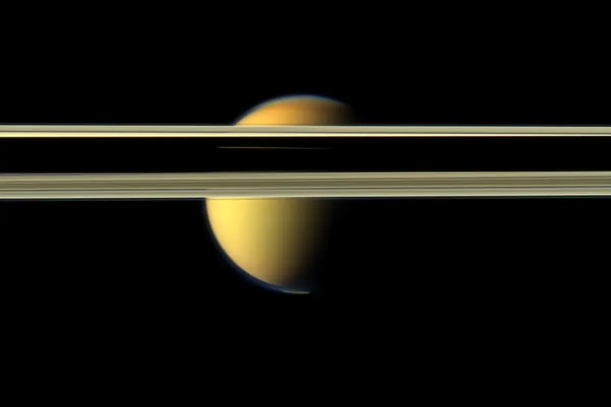 Titan has a belt of ice 6300 kilometres long that shouldn't be there | New Scientist