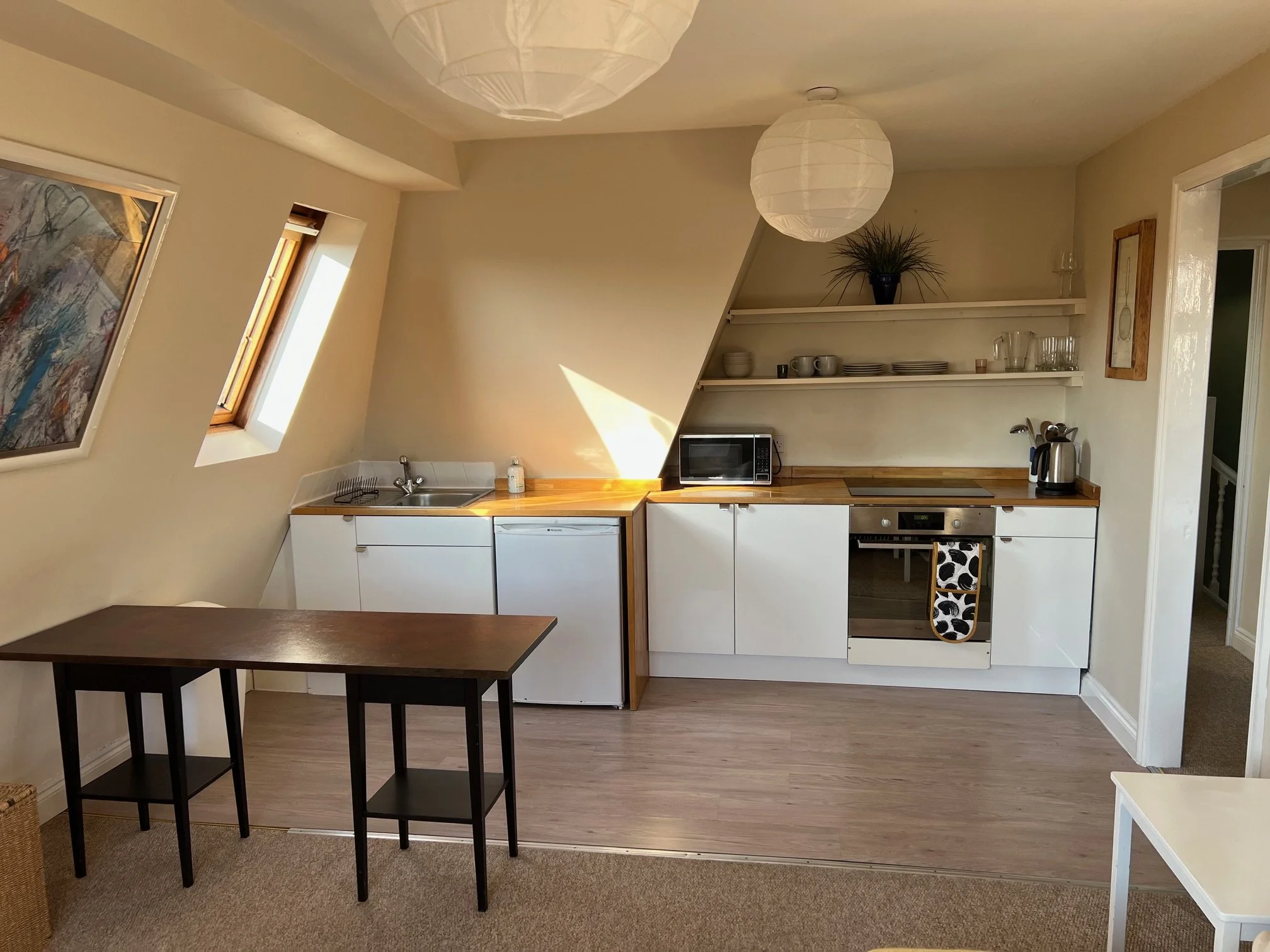 Small appartment made open plan. Leamington Spa. Wall Removal. New kitchen. Walls all painted. Laminate floor installed.