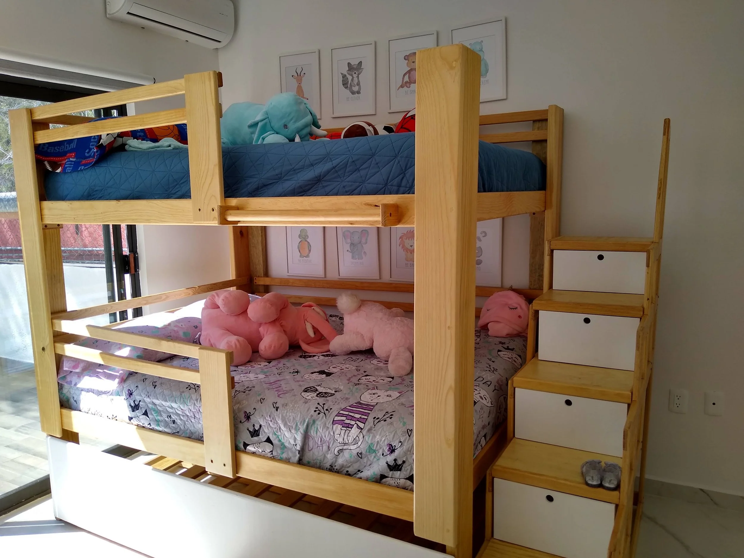 Litera triple (con cama oculta)