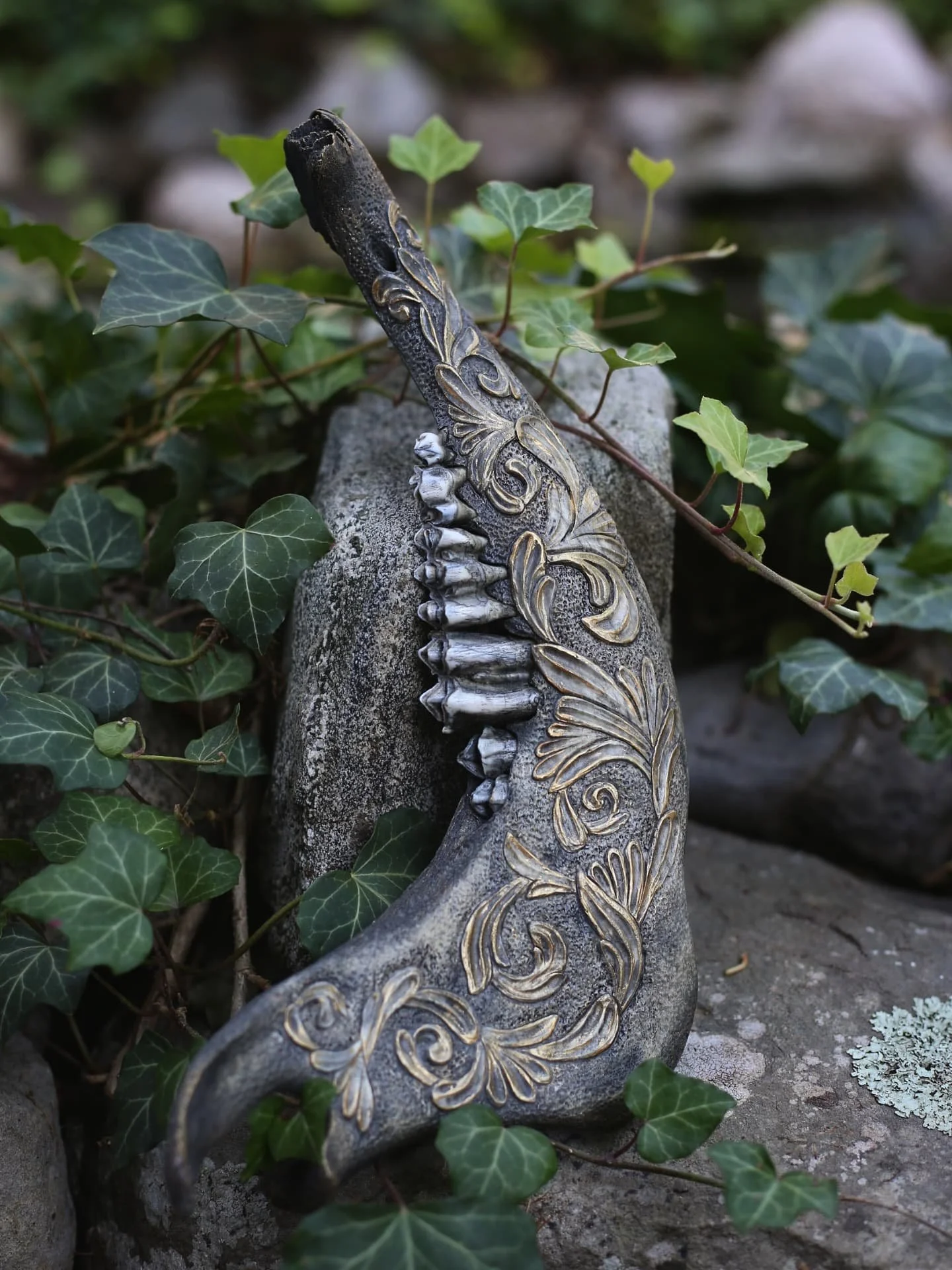 Picked up a cow jawbone bone many moons ago, and finally finished carving it.🙌 I stained it dark, and gilded the edges of the filigree. I've been thinking about a piece like this for a while now, so I'm super chuffed with how it came out.

#thebonem