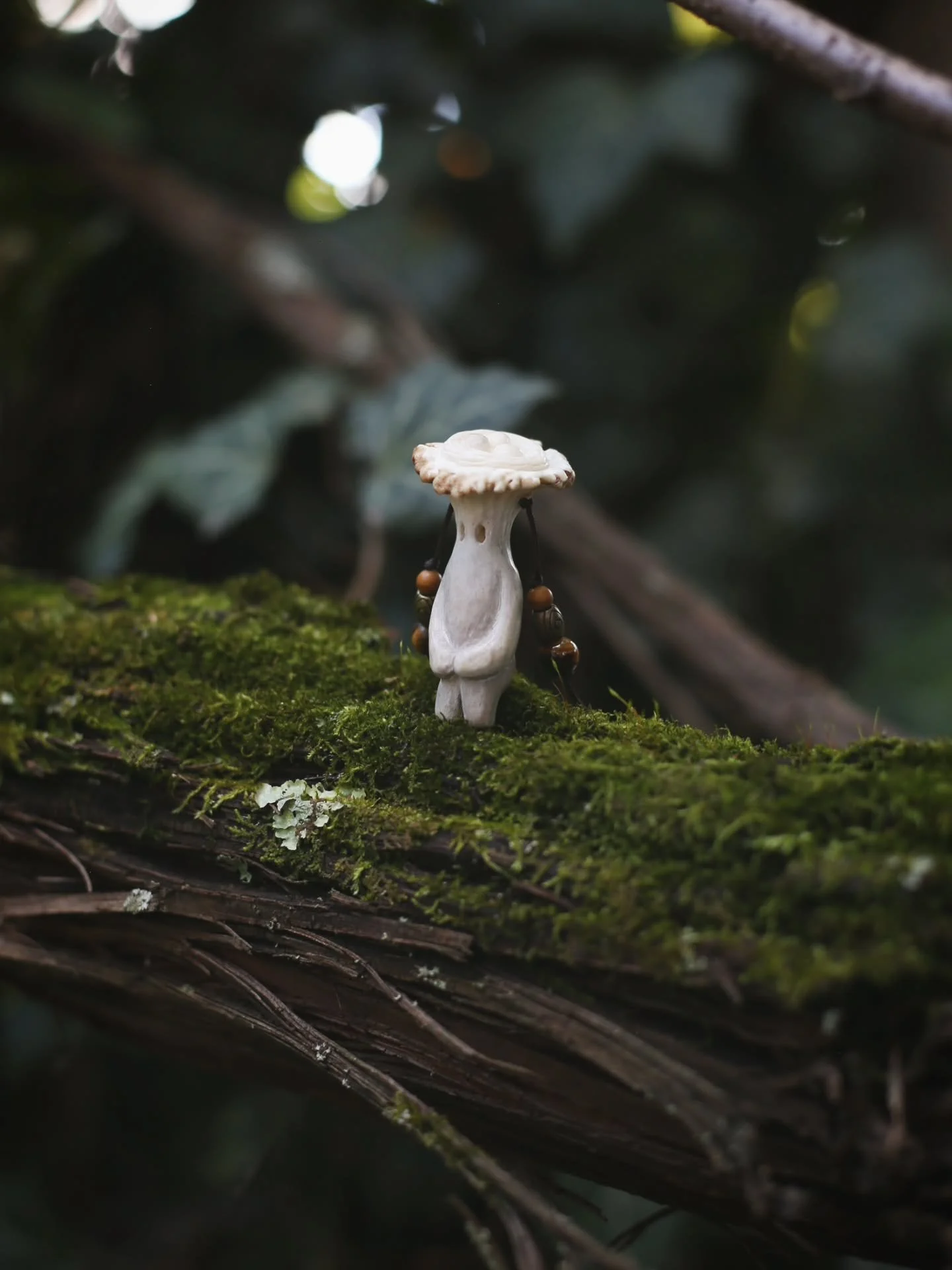 Another mushroom friend has been spotted in the garden!! This one was sporting a birds nest on their noggin.✨️🪺🍄🌿 There's quite a collection of them roaming the world now, I've even spotted a few little young ones.👀

#thebonemaiden #bonecarving