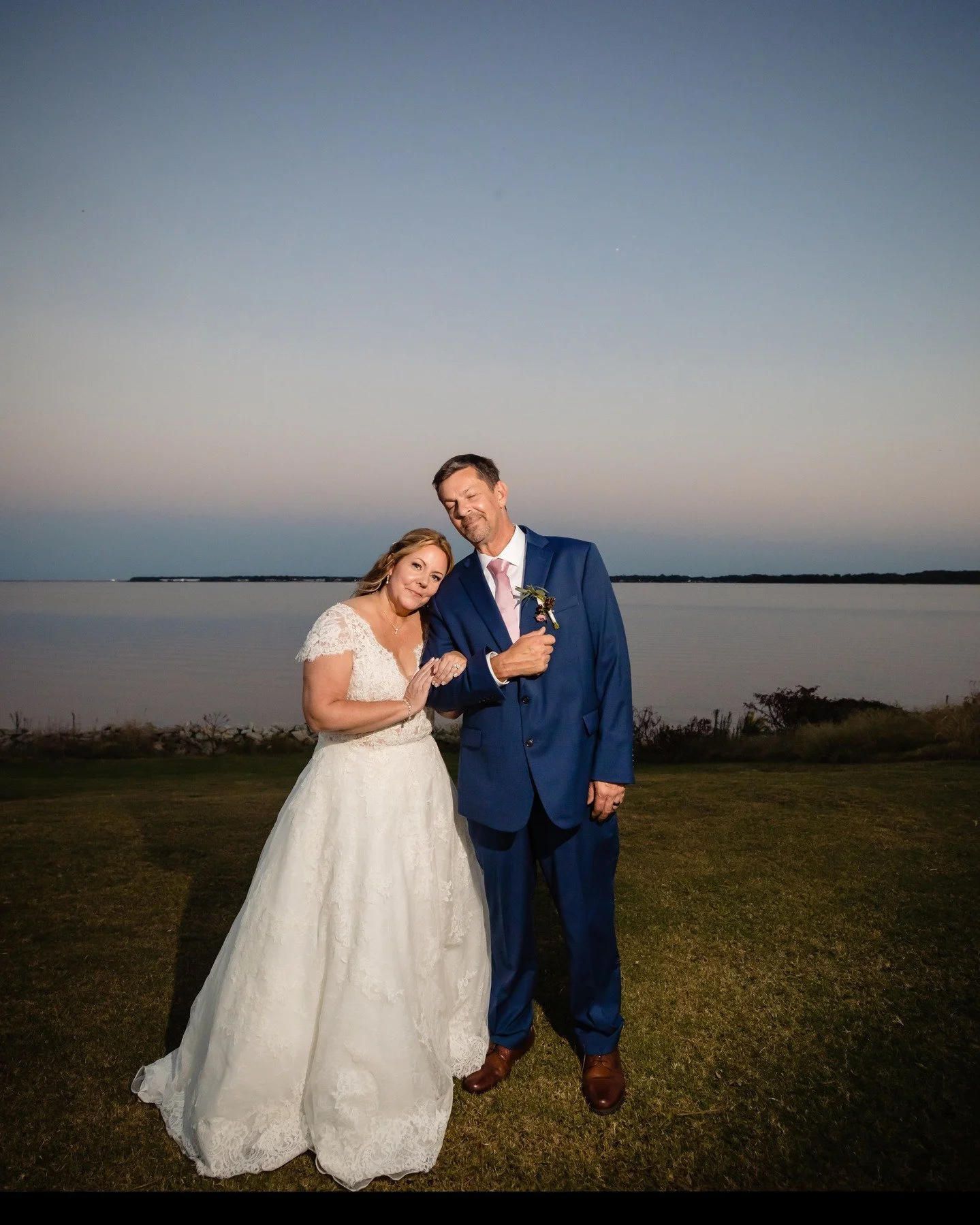 Lori + Michael 🤍✨
October 2024 at Cedar Point Club was absolute perfection. The weather could not have been more beautiful &mdash; crisp fall air, clear skies, and golden sunlight reflecting off the water.
Their waterfront ceremony was heartfelt and
