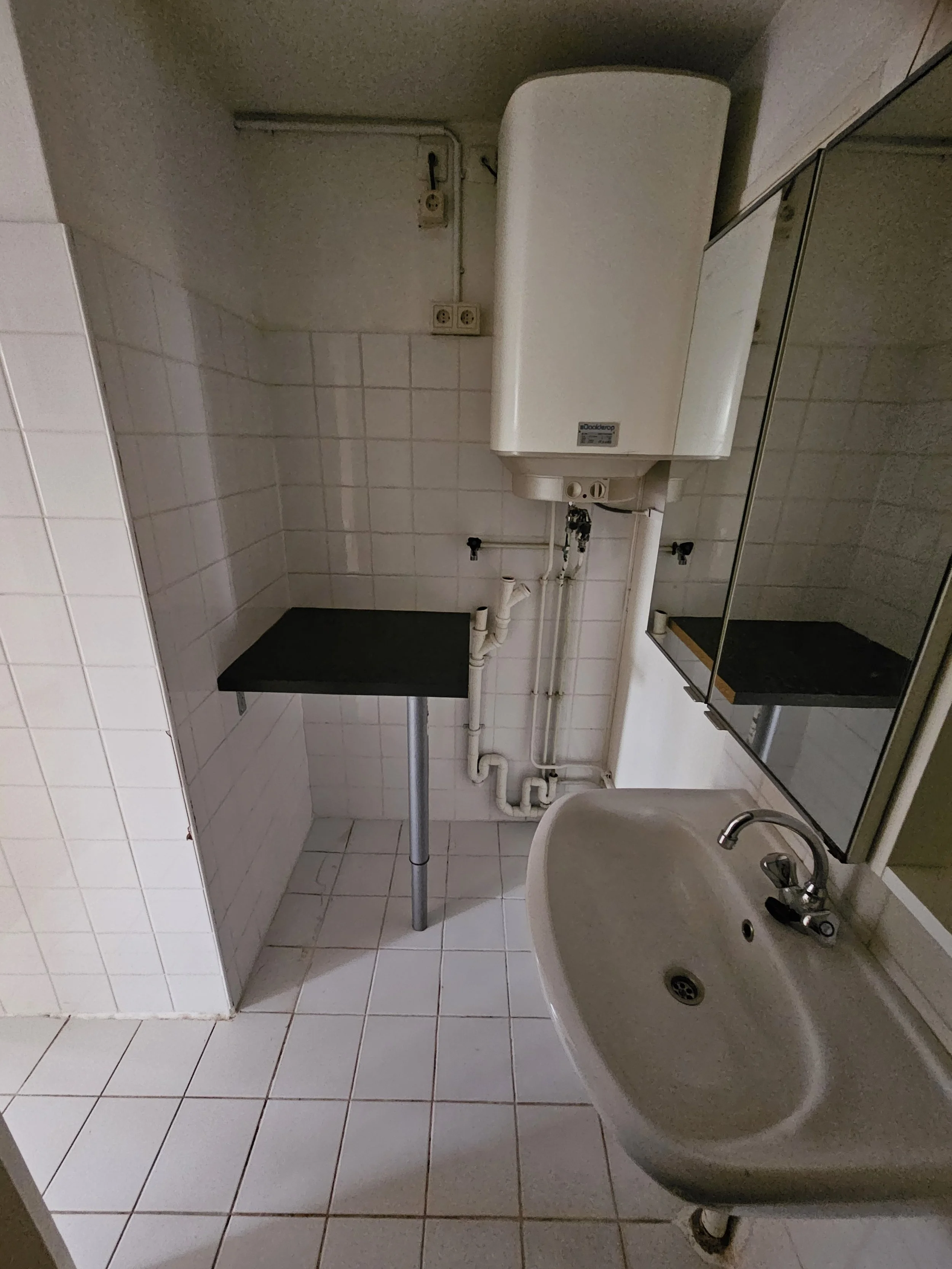 aj_ernststraat_bathroom_before_5.jpg