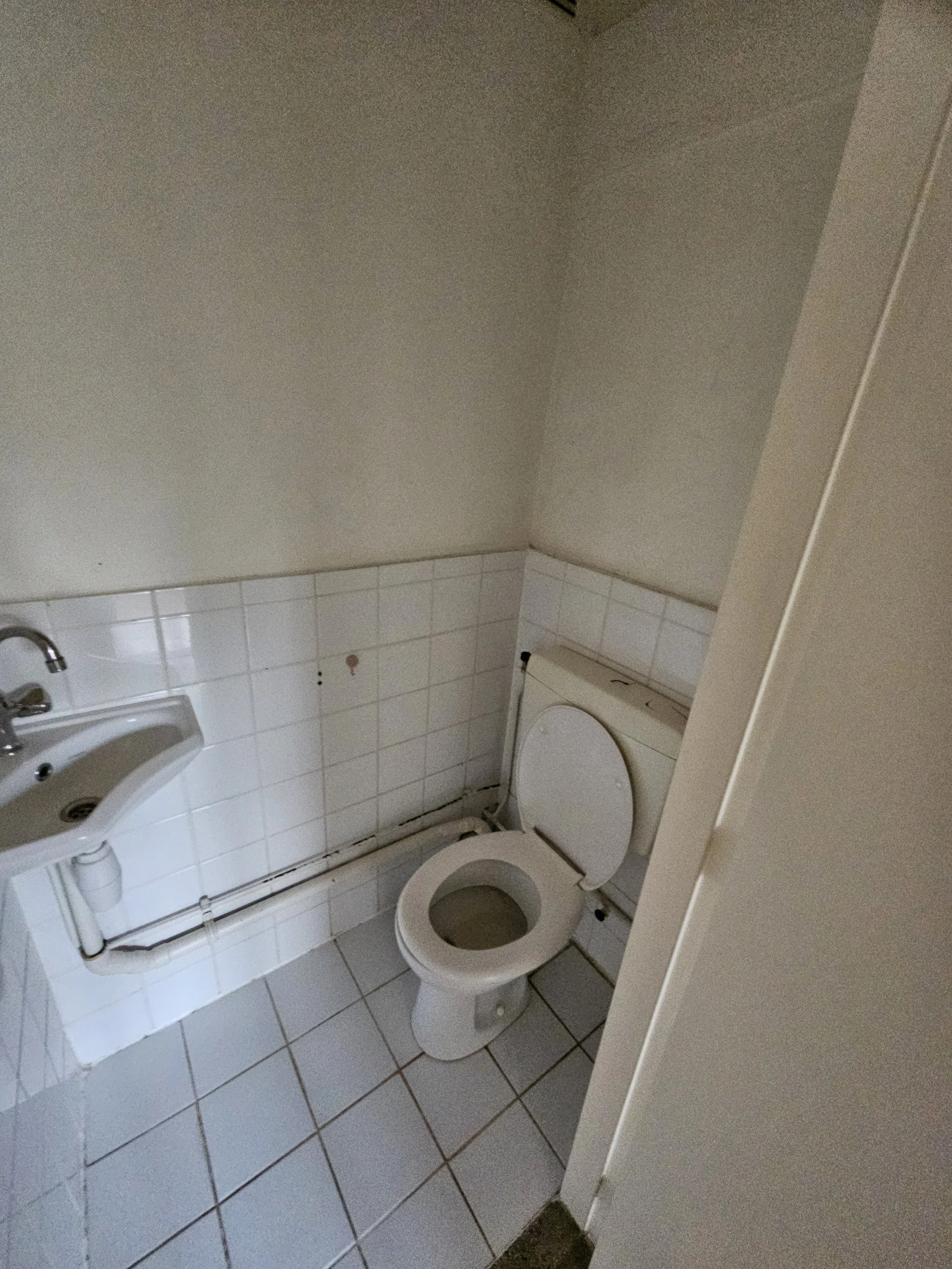 aj_ernststraat_bathroom_before_1.jpg