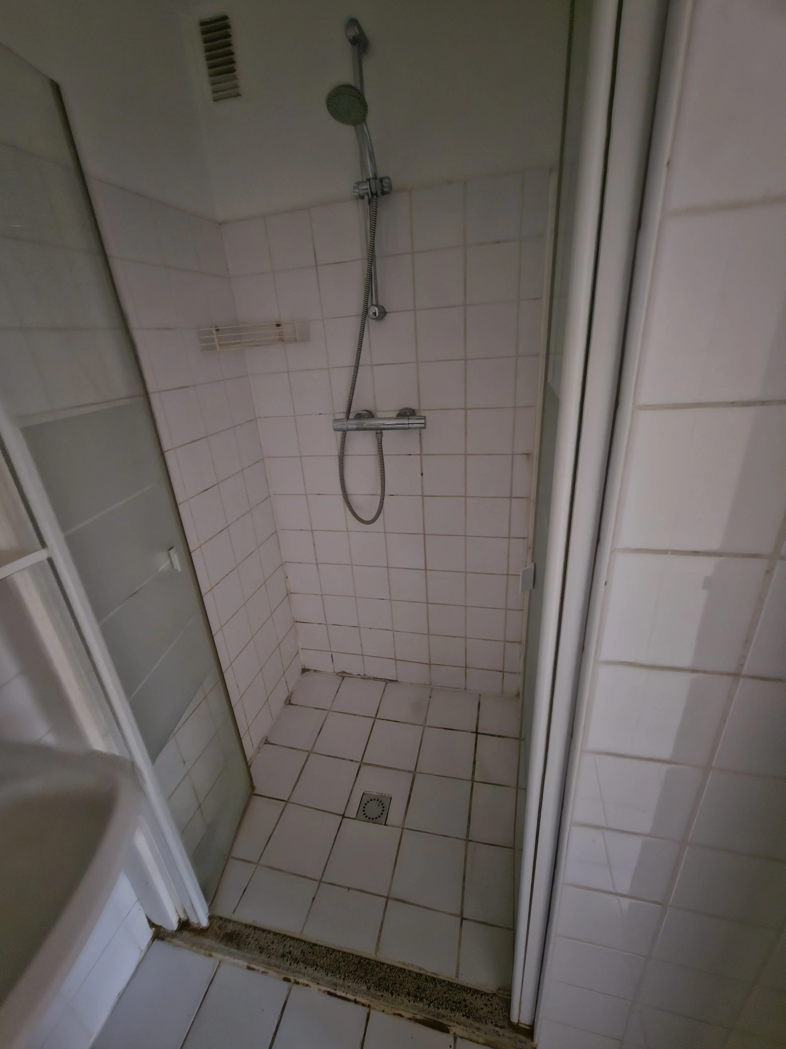 aj_ernststraat_bathroom_before_4.jpg