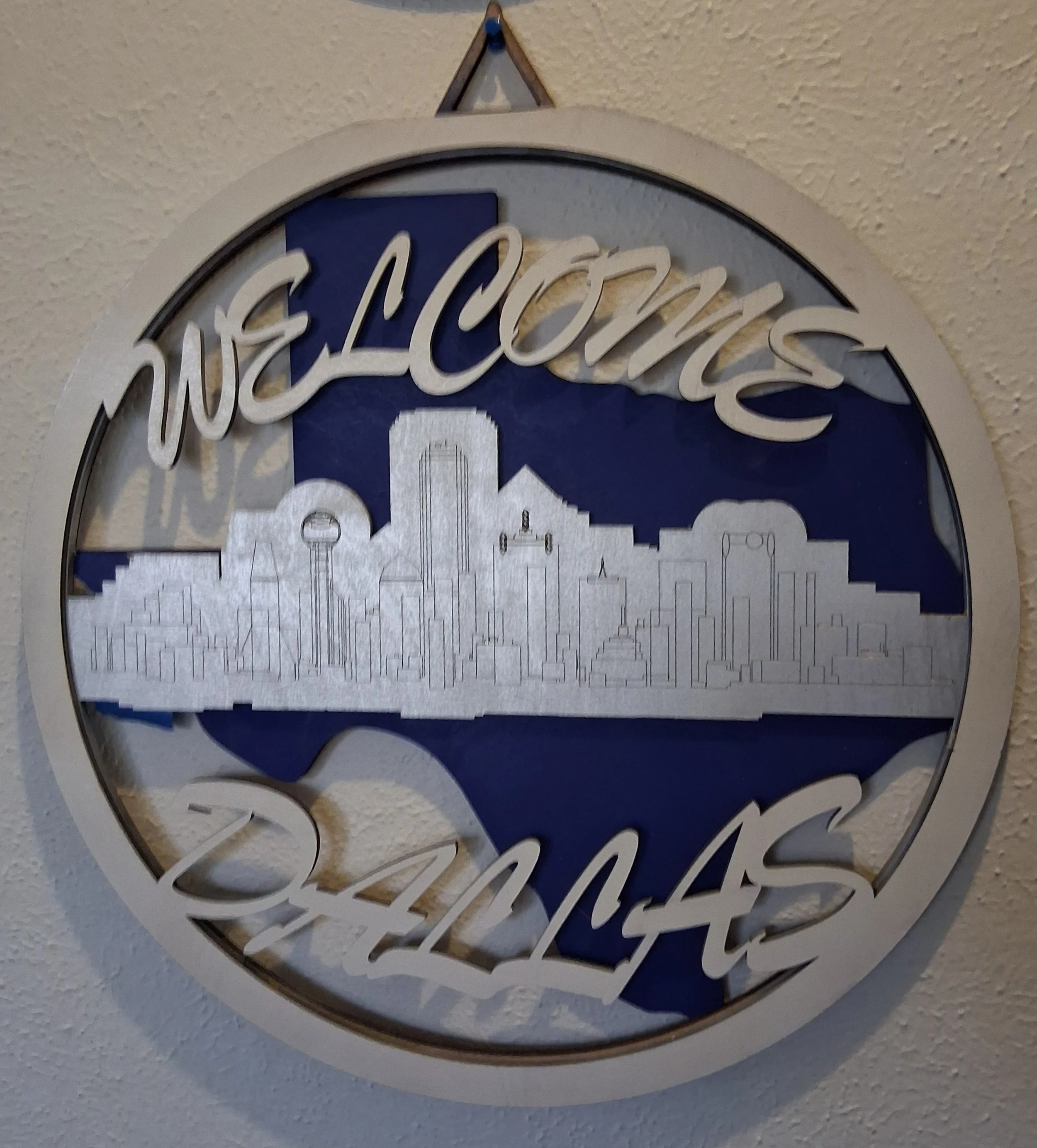 Texas backed Welcome Dallas wreath
