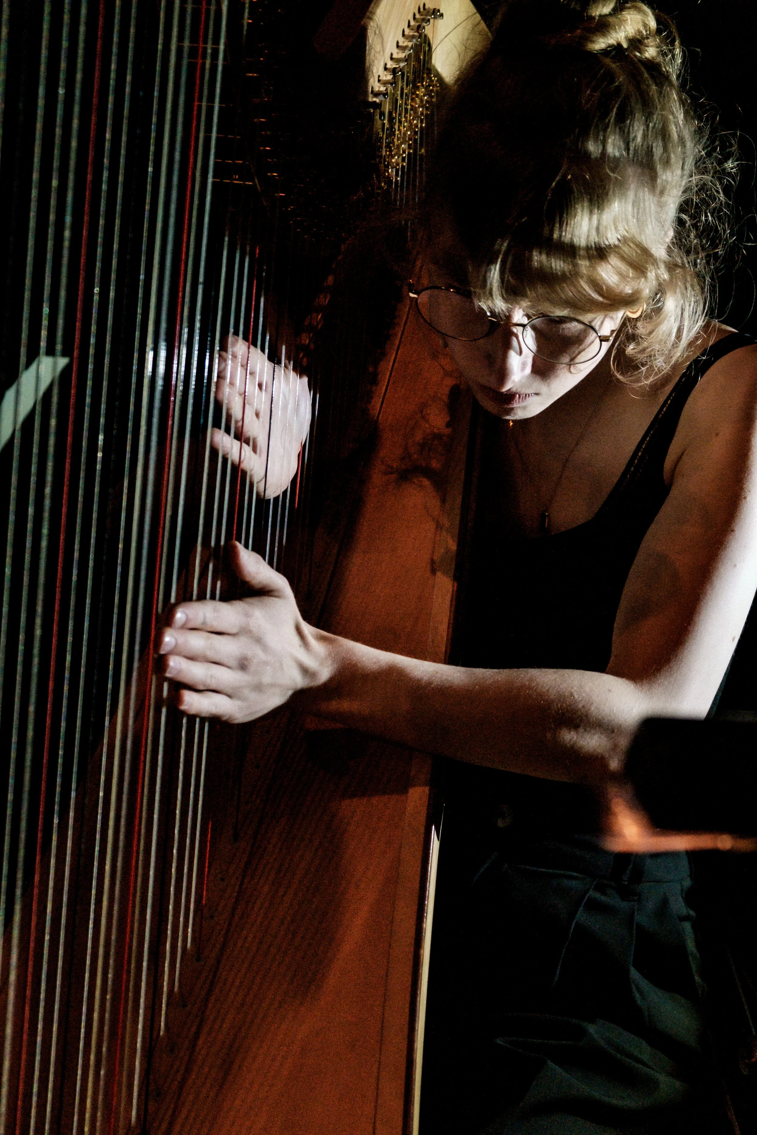 © Nika Prokopenka: Hanna Vandergoten speelt harp - Muziektheater Transparant