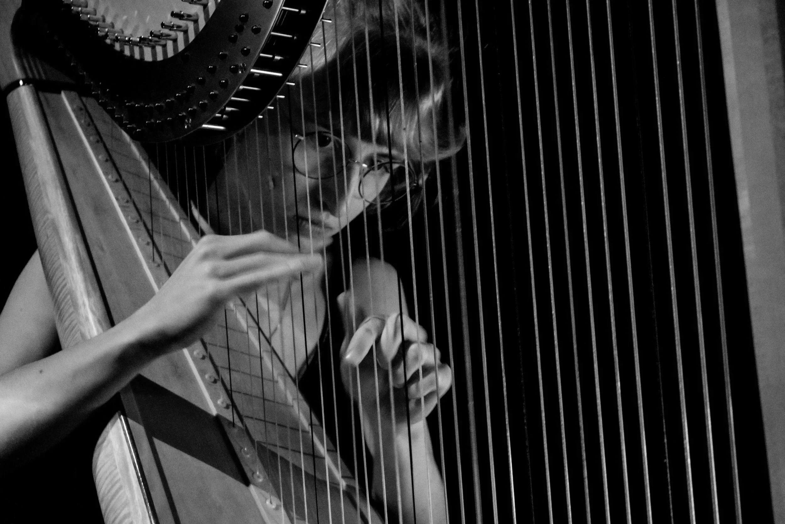 © Nika Prokopenka: Hanna Vandergoten speelt harp - Muziektheater Transparant