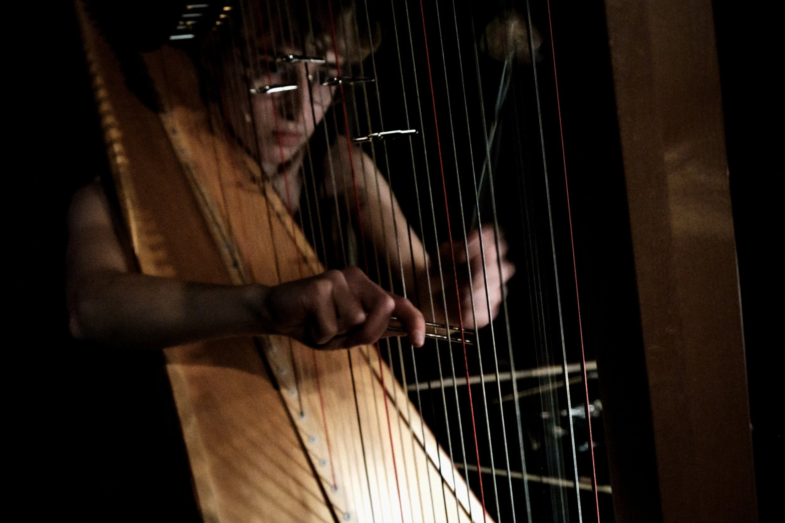 © Nika Prokopenka: Hanna Vandergoten speelt harp - extended techniques - Muziektheater Transparant - hedendaagse muziek