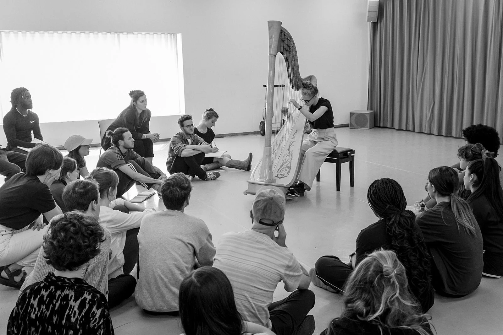 © Nika Prokopenka: Hanna Vandergoten speelt harp - Muziektheater Transparant -hedendaagse muziek
