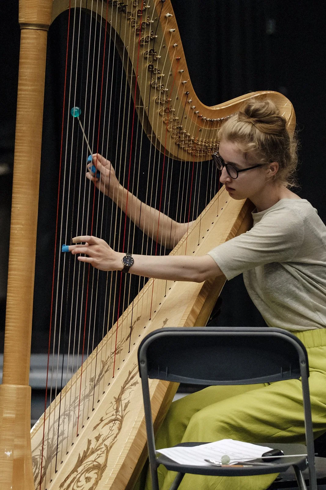 © Nika Prokopenka: Hanna Vandergoten speelt harp - - extended techniques - hedendaagse muziek - Muziektheater Transparant