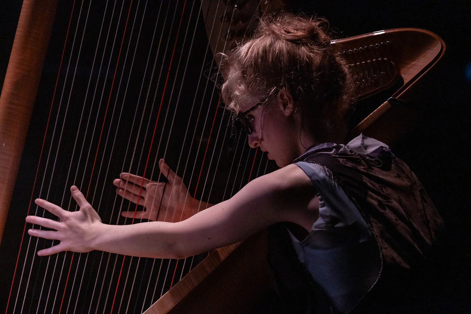 © Nika Prokopenka: Hanna Vandergoten speelt harp - Muziektheater Transparant