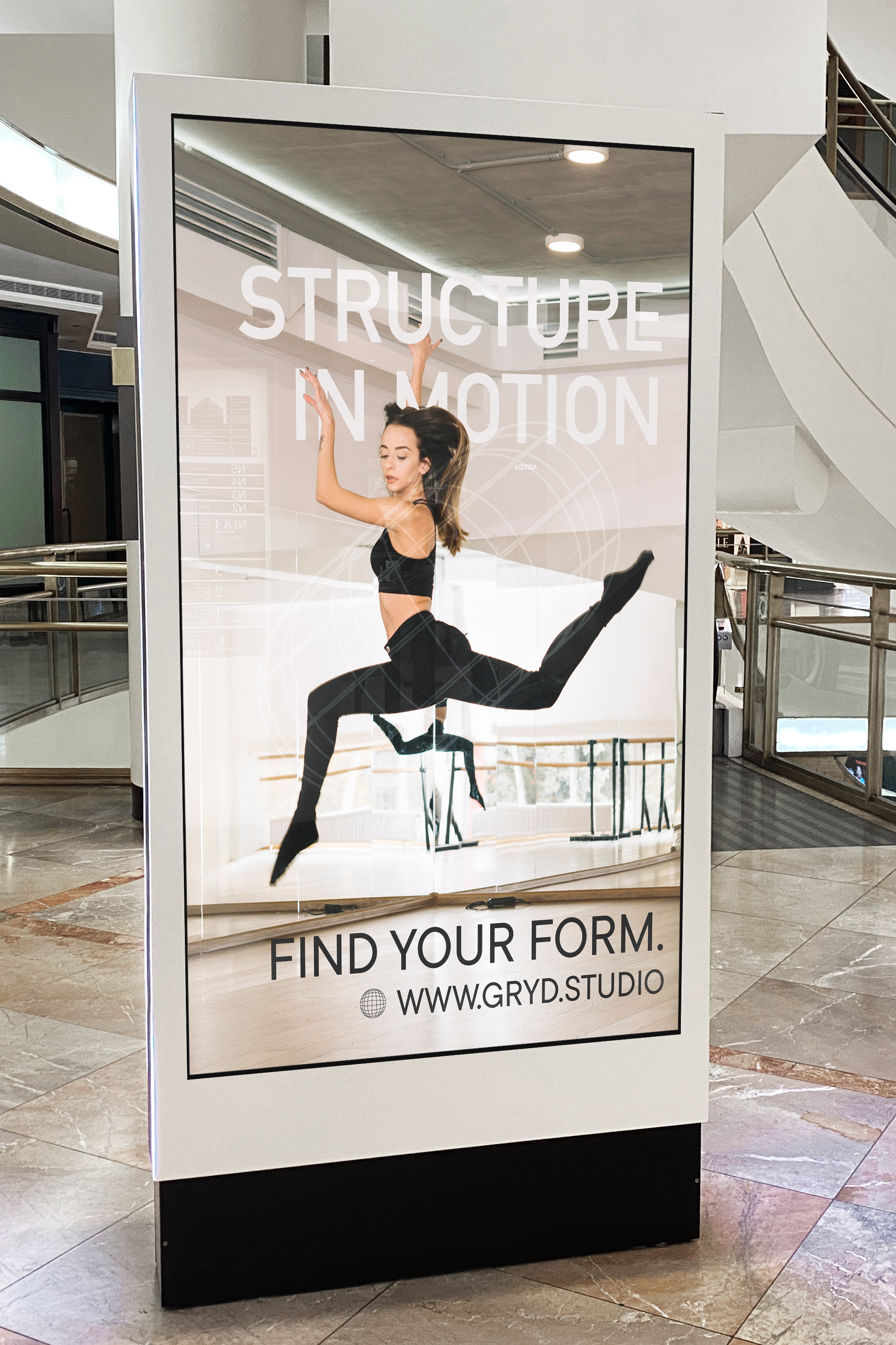 GRYD - Totem Display Screen Tv Mall Mockup 2.png