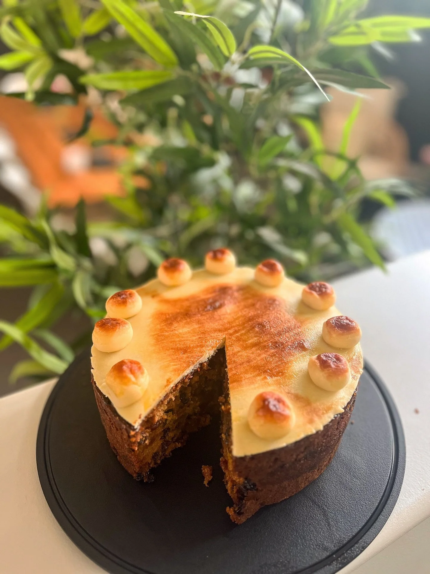 Something a little more traditional for Easter if chocolates not your thing 🍇 🍊 
.
.
.
#homemade #easter #simnelcake #tradition #whitstable #tasty #spring #fruit