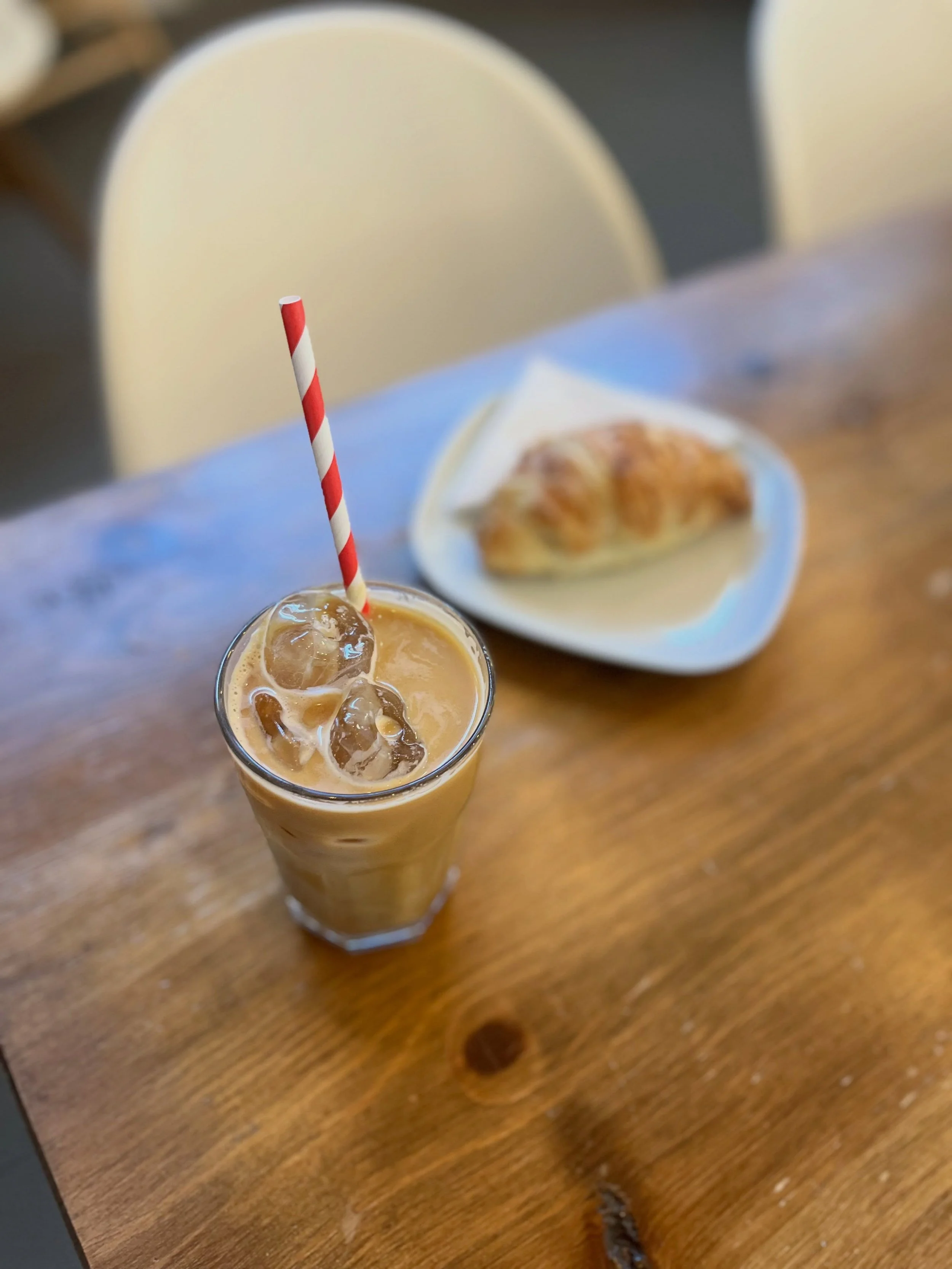 Sunshine + ice coffee ☀️ 🧊 ☕️ 
.
.
.
#summer #sun #august #coffee #hot