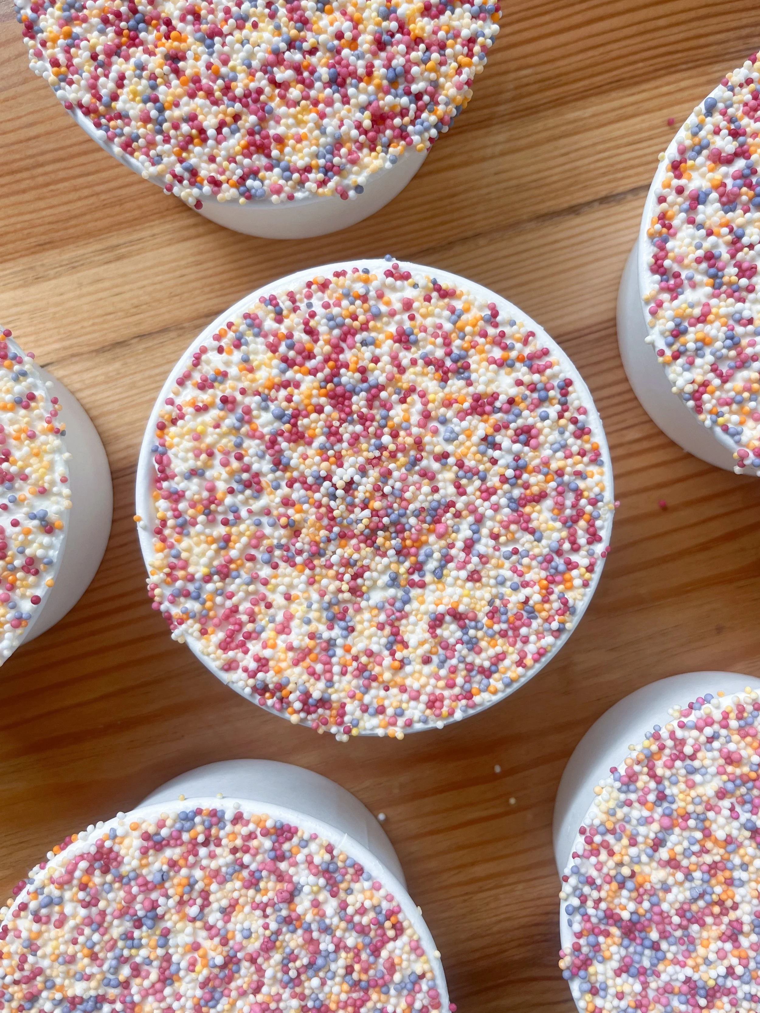 Treat yourself Tuesday 🍰 🌈 
.
.
.
#dotcake #viral #rainbow #whitstable #cake