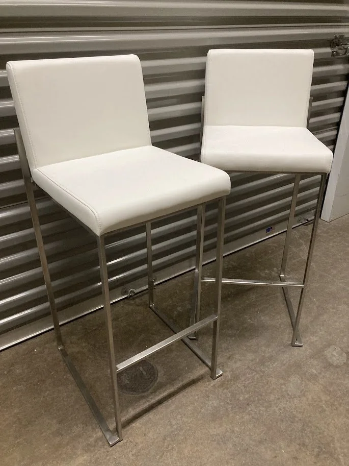 Side profile of white faux leather 30 inch bar stool with chrome legs