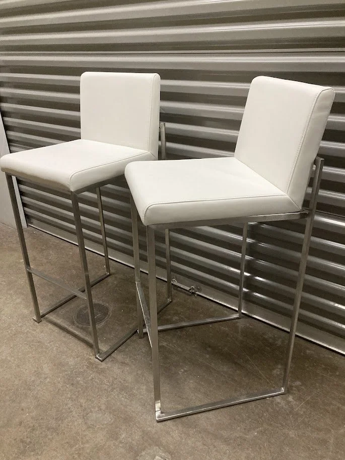 Close up of white faux leather seat on LumiSource chrome bar stool