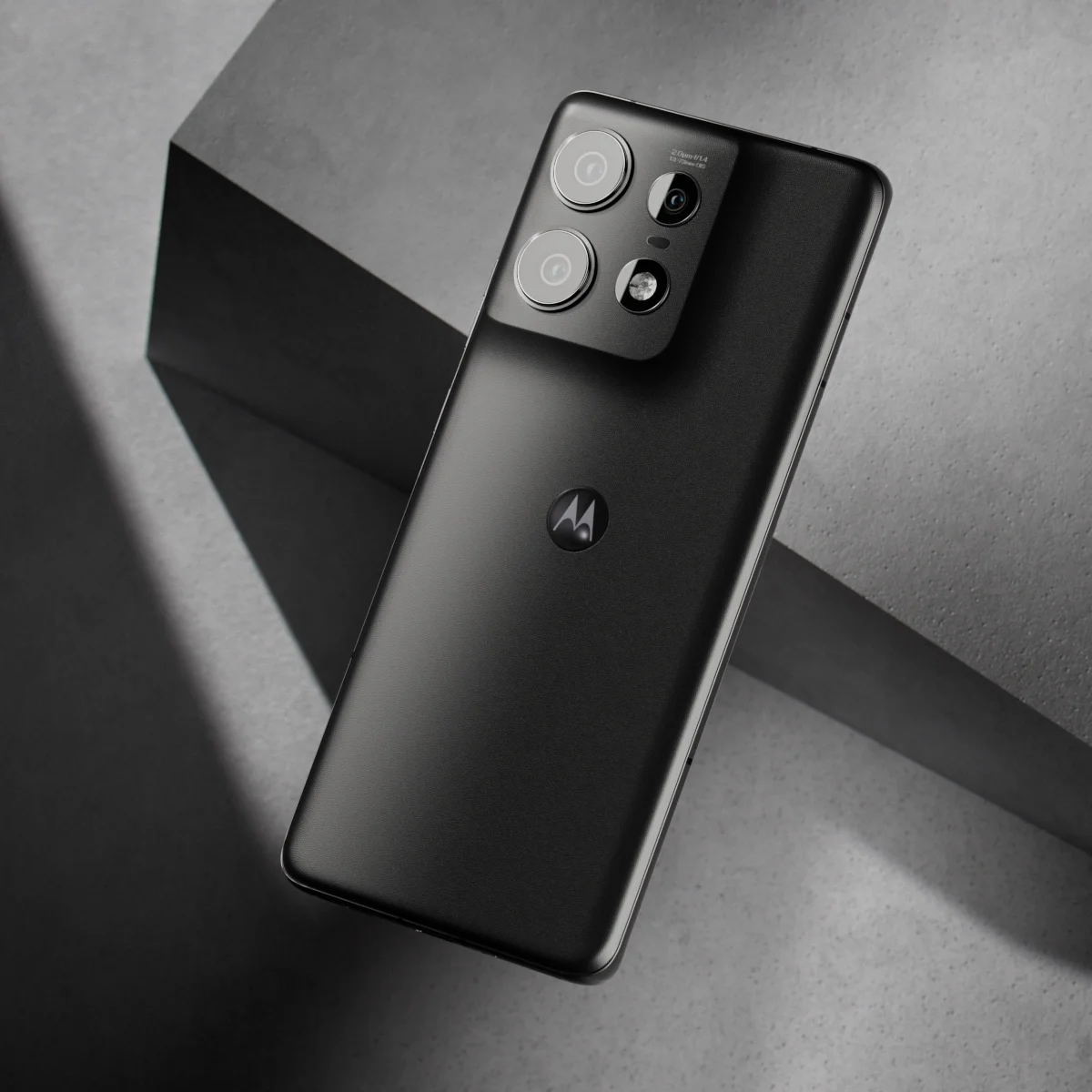 Edge_KV_Black_M_rt_v001 copy.webp