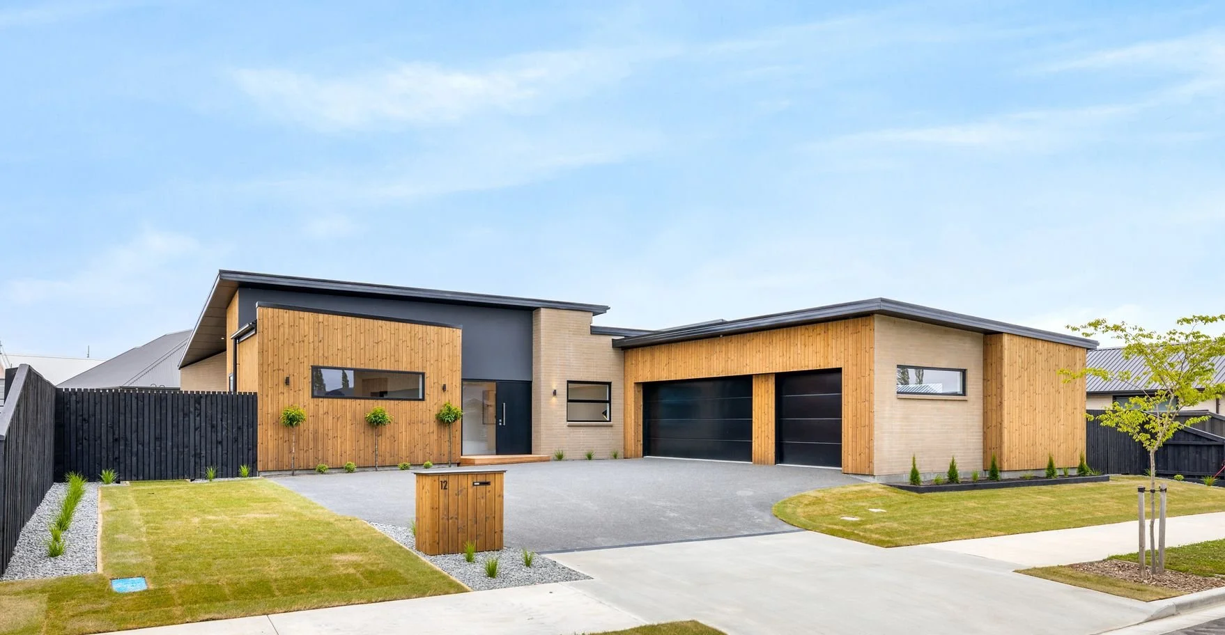 Brick new build with timber cladding. Brick work completed by Nijssen Bricklaying