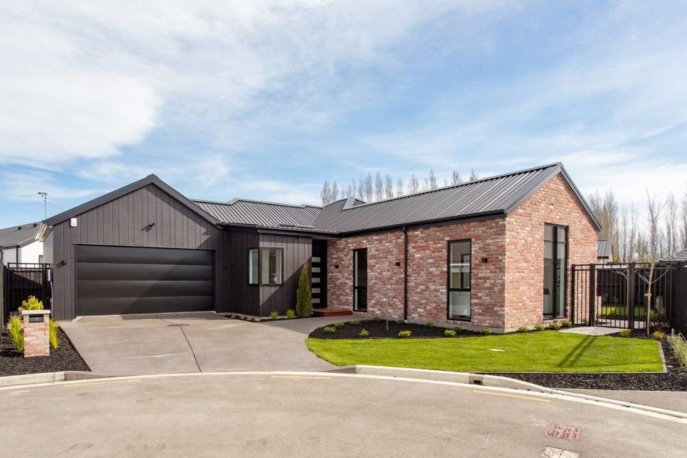 Brick new build with contrasting black exterior. Brick completed by Nijssen Bricklaying
