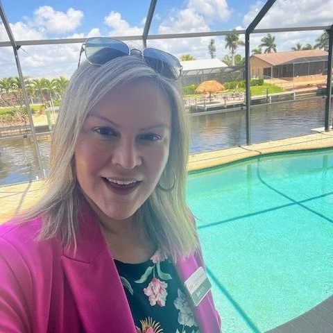 💭A home dream  isn't just about the house-

It's about the LIFE you get to live inside it!🙌

☕Weekend mornings with coffee on the porch,

🐾Pets playing in the backyard,

👨&zwj;👩&zwj;👧Friends gathered around the kitchen island,

Real estate is a