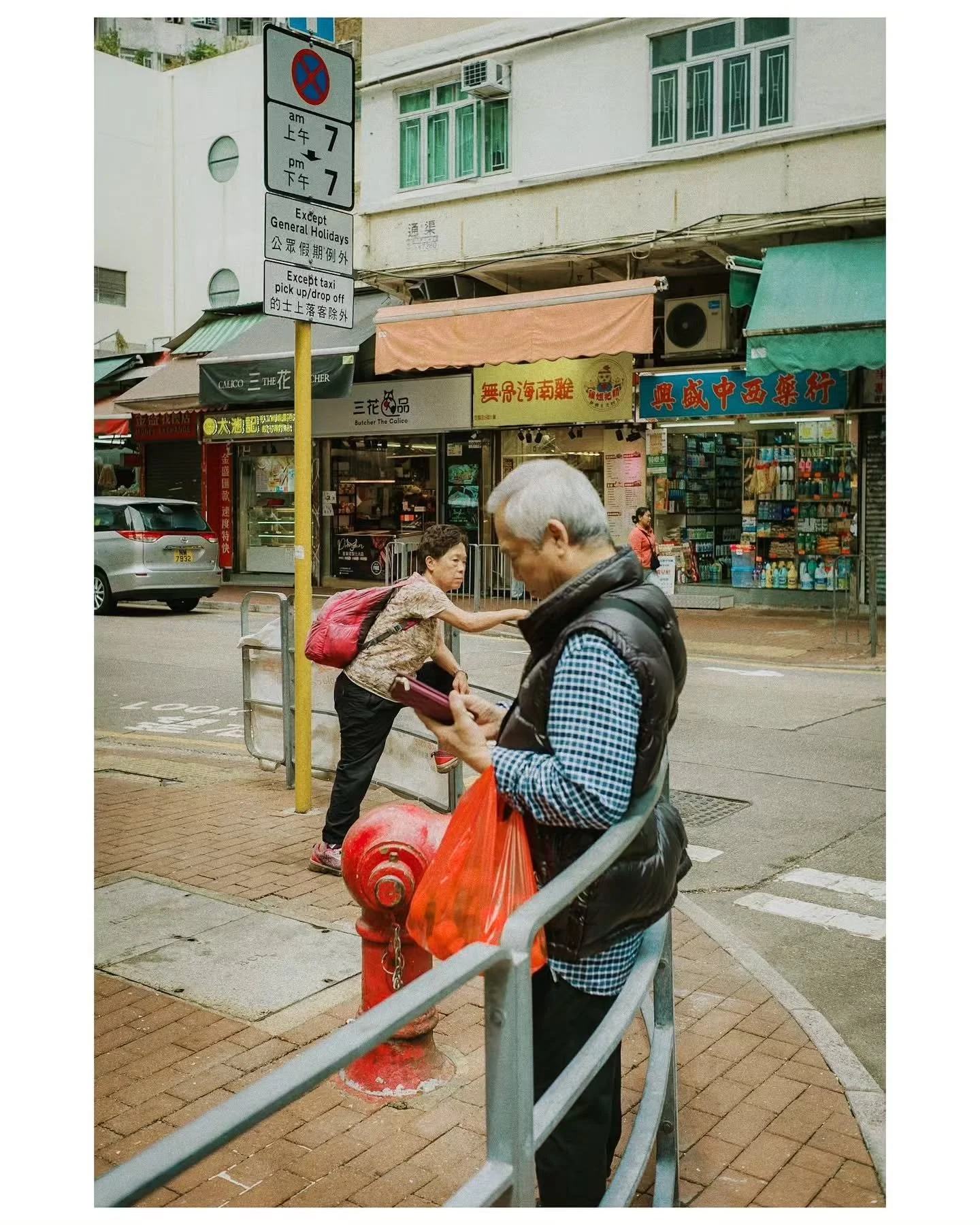 Street Photography by - @oddly.blurry 

Curated by: @dimpy.bhalotia &amp; @kamalkumaarrao 

#purestreetphotography