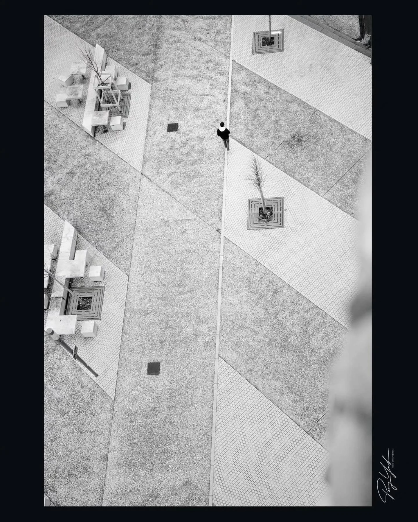 Street Photography by - @yorkpenny16_streetfoto 

Curated by: @dimpy.bhalotia &amp; @kamalkumaarrao 

#purestreetphotography