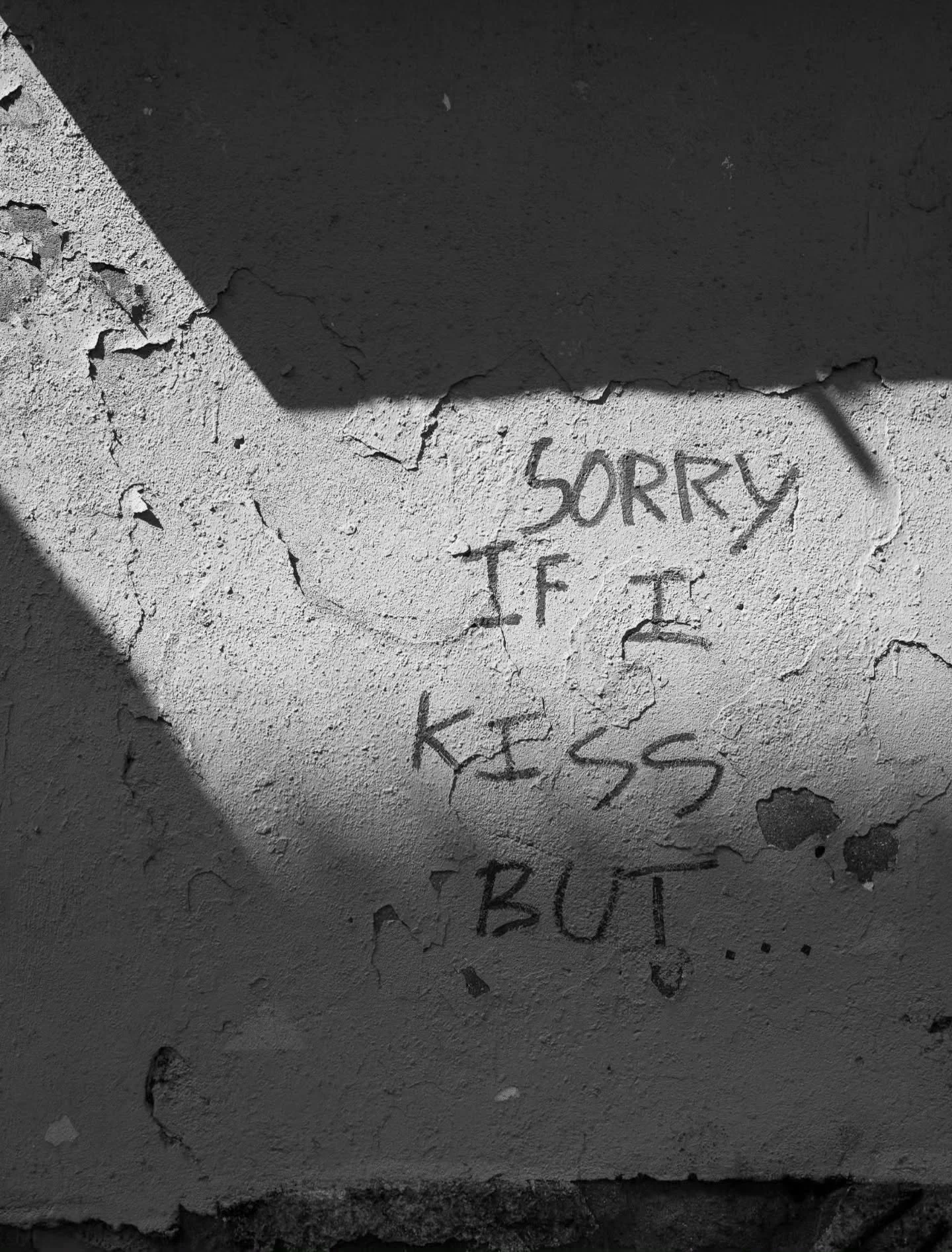 𝗖𝗢𝗠𝗣𝗟𝗘𝗧𝗘 𝗧𝗛𝗘 𝗦𝗘𝗡𝗧𝗘𝗡𝗖𝗘 👇

&ldquo;Sorry if I kiss, but __________.&rdquo;

Minimalist Photography by -  @arquivoqh

Curated by  @kamalkumaarrao

Celebrating exceptional minimalist photography from around the world.

www.purephotogra