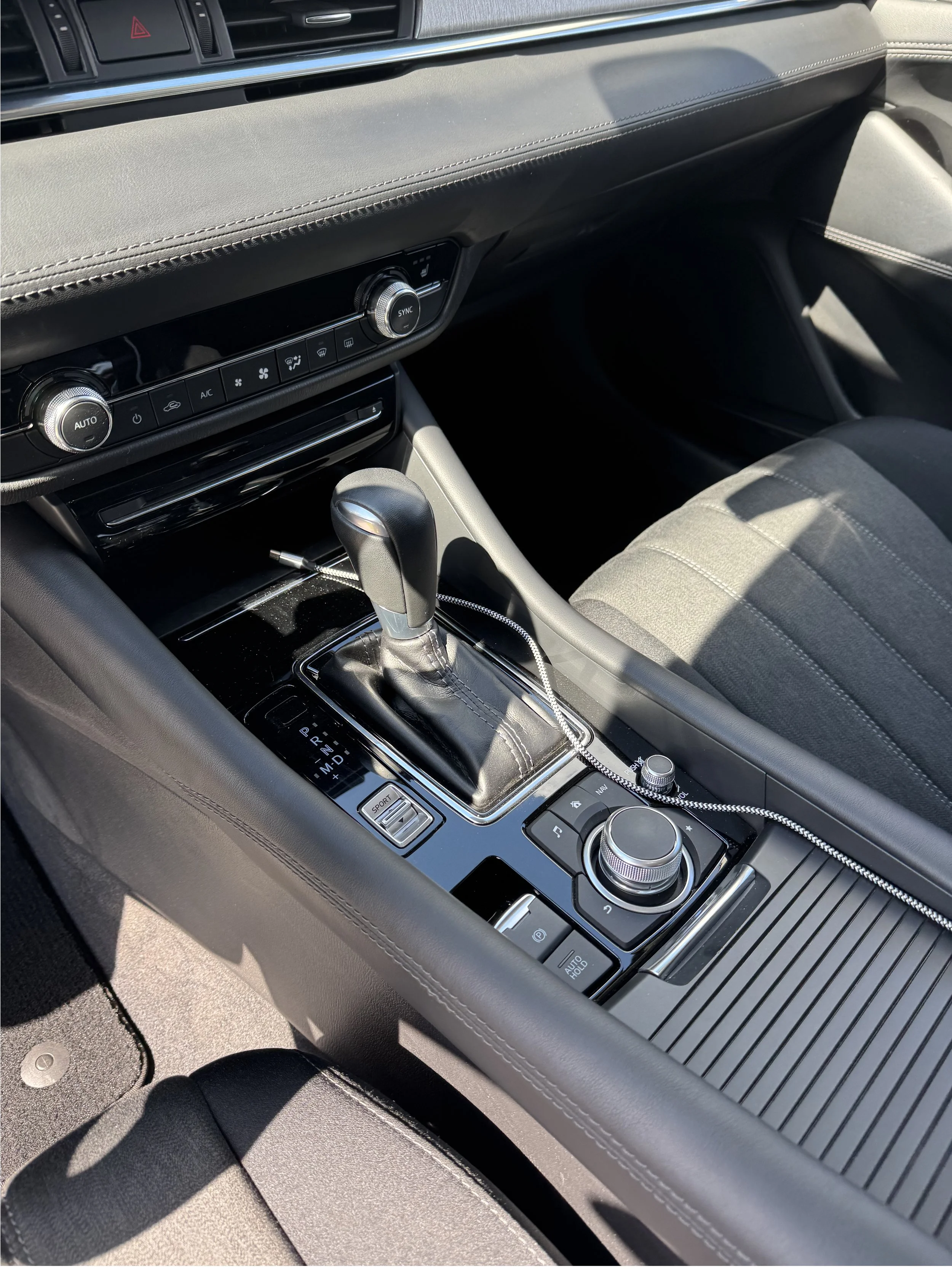 Innenraum eines Autos mit Schaltknüppel, Bedienelementen und Klimaanlage. Professionelle Innenraum Aufbereitung in Passau. Aufbereitung in Hutthurm. Ozonbehandlung Passau.