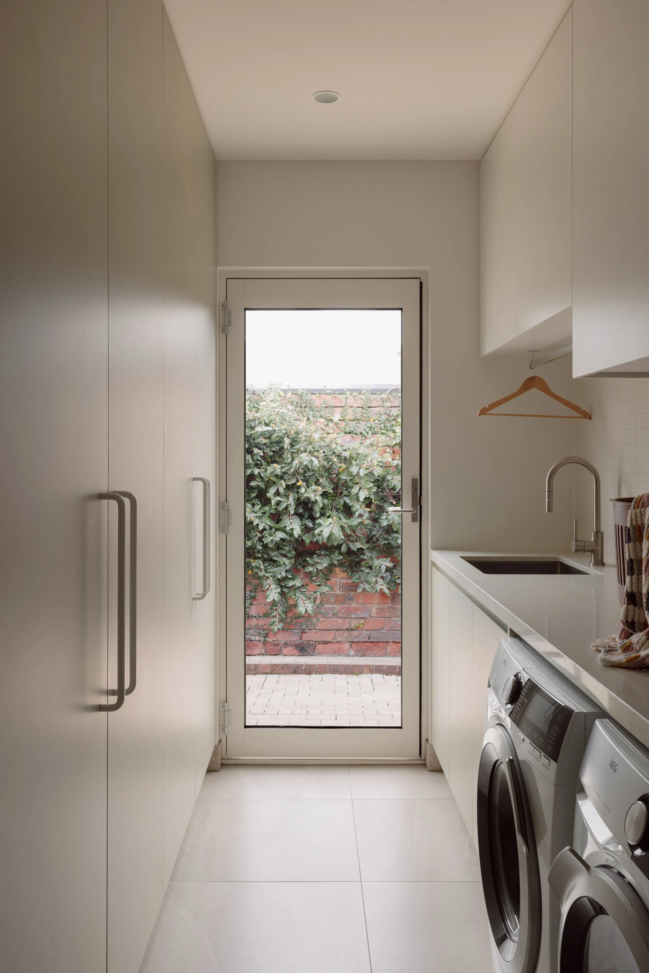 Hampton Bayside Home  Nicholls Interiors x Studio Esar